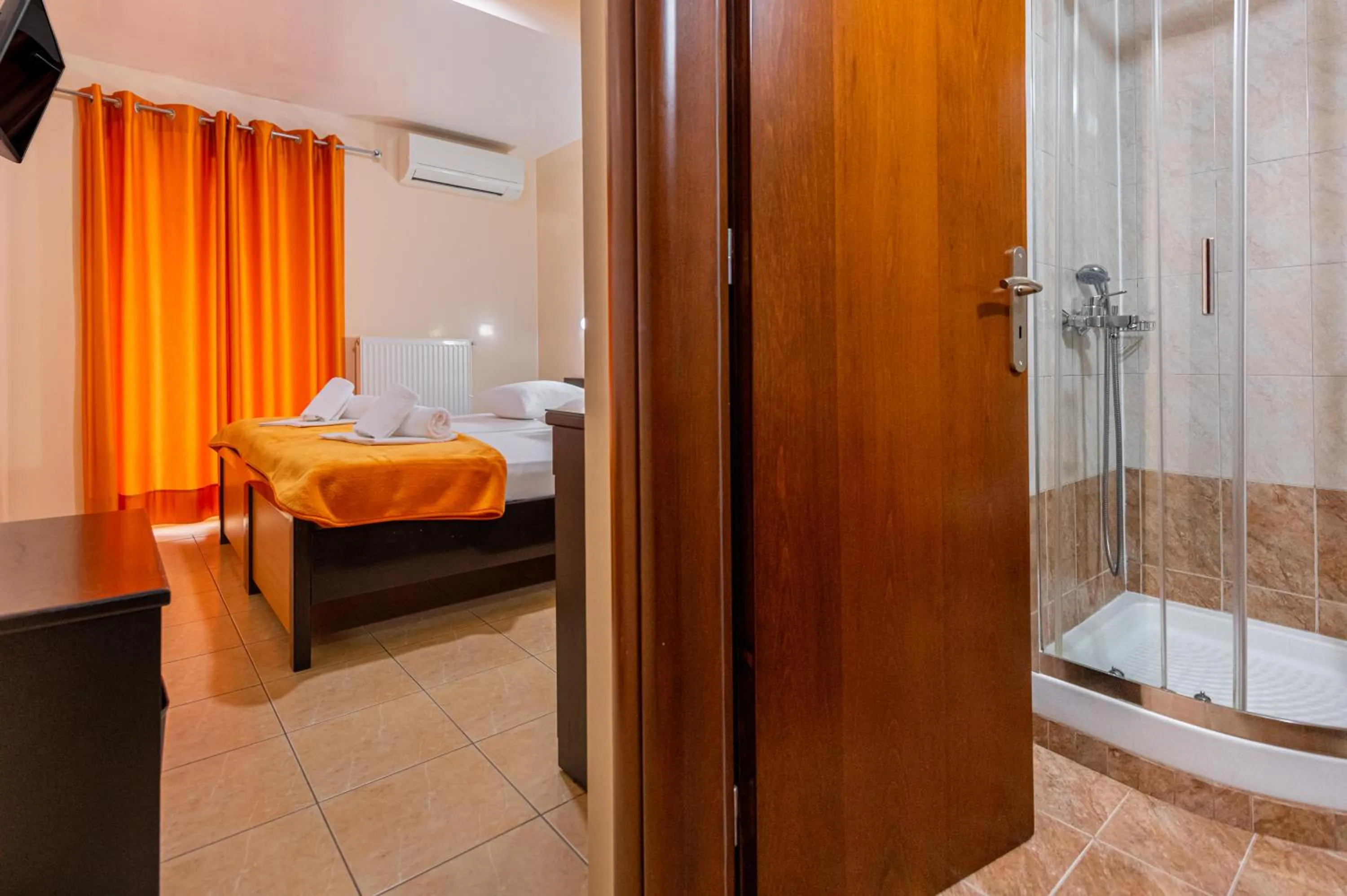 Shower, Bed in Faros I