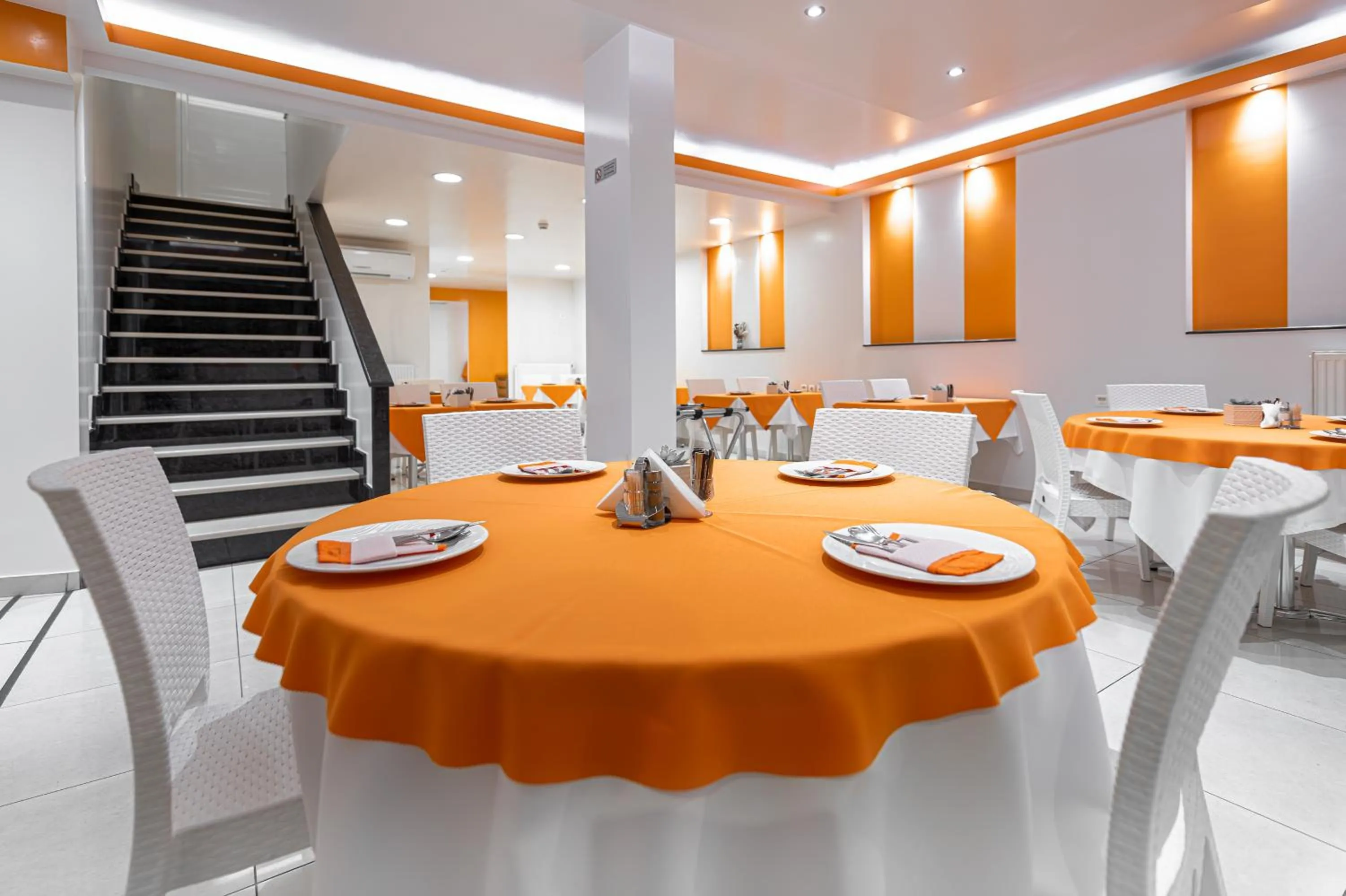 Restaurant/places to eat in Faros I