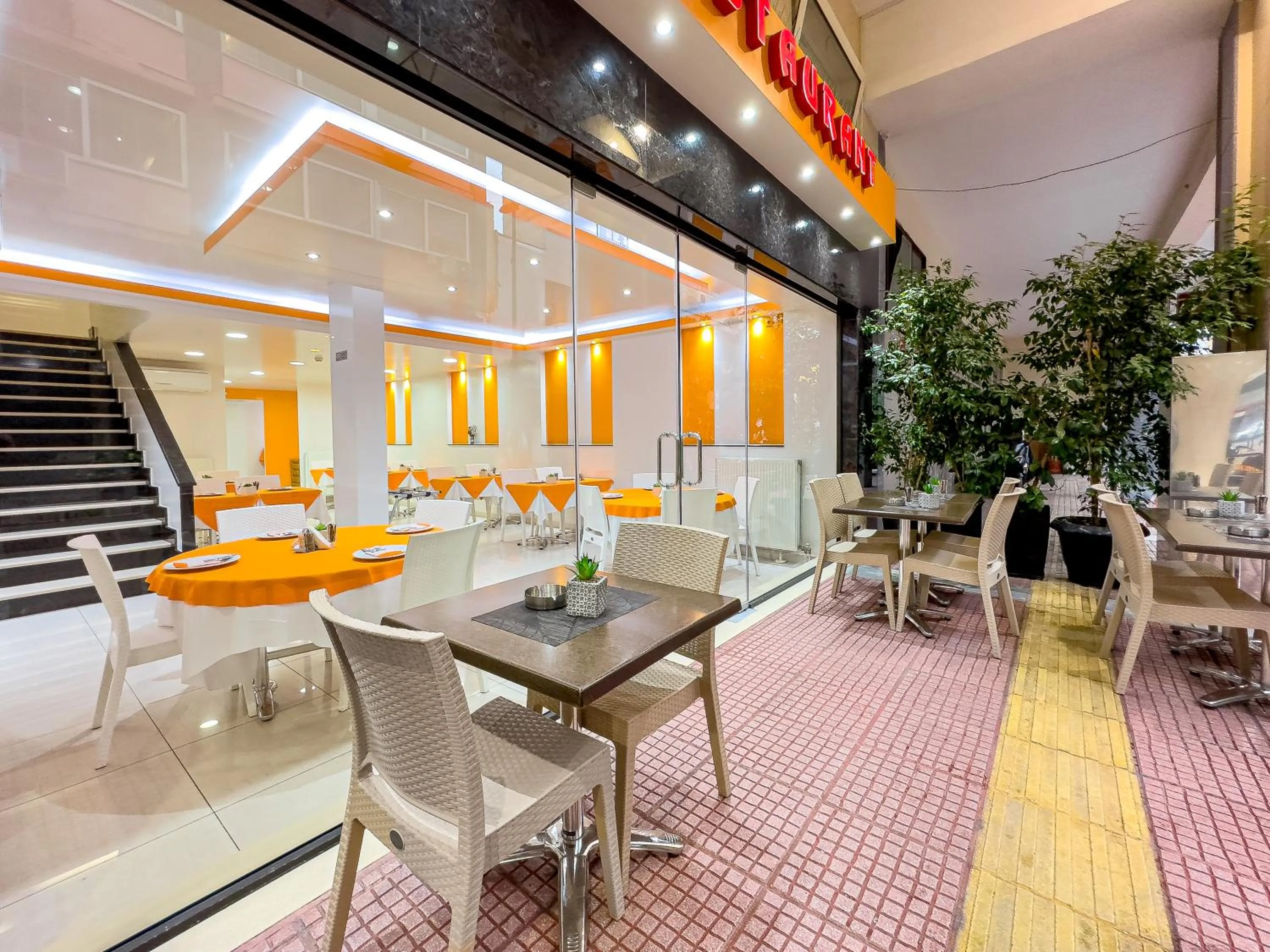 Restaurant/places to eat in Faros I