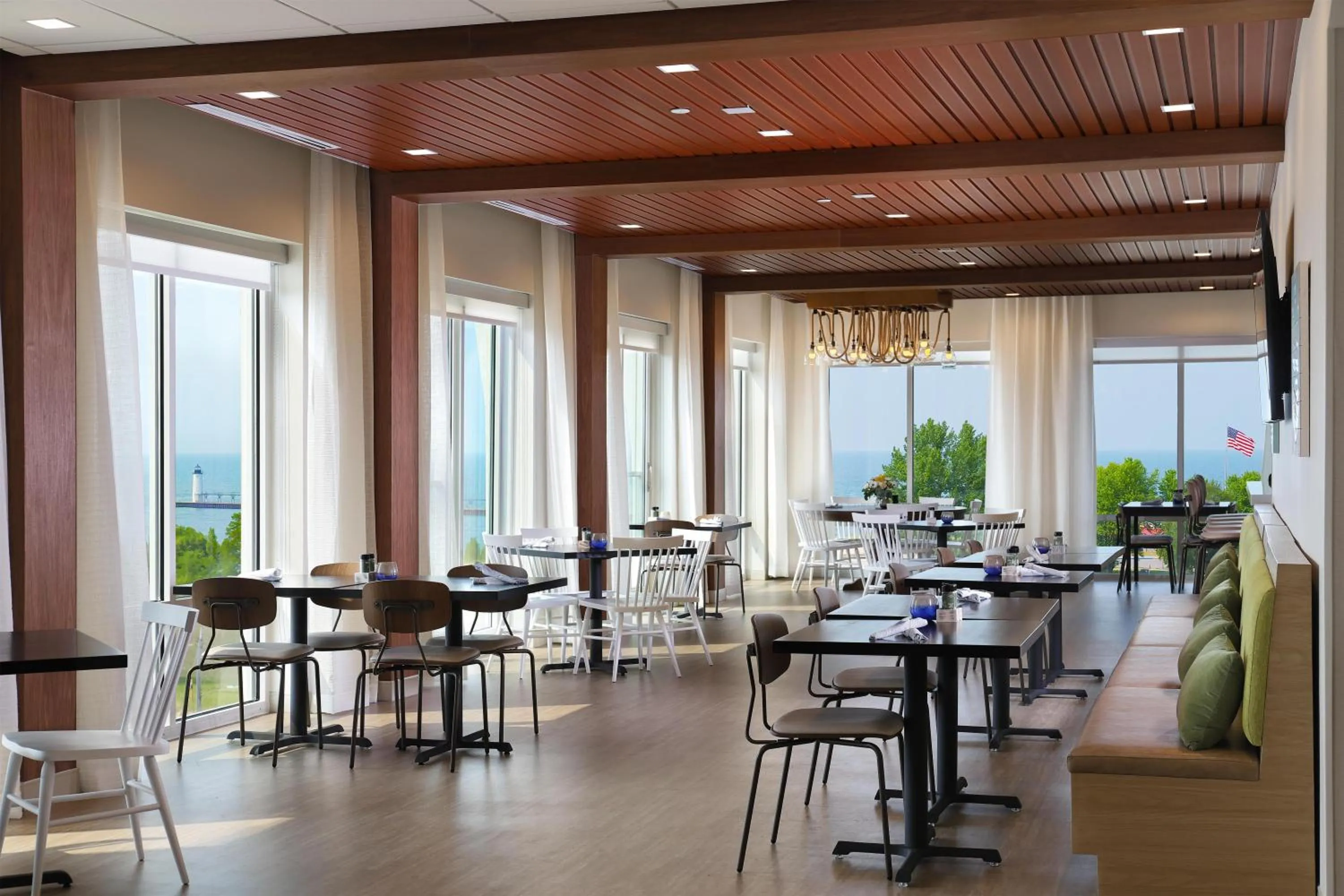 Restaurant/places to eat in Hampton Inn & Suites Manistee, Mi