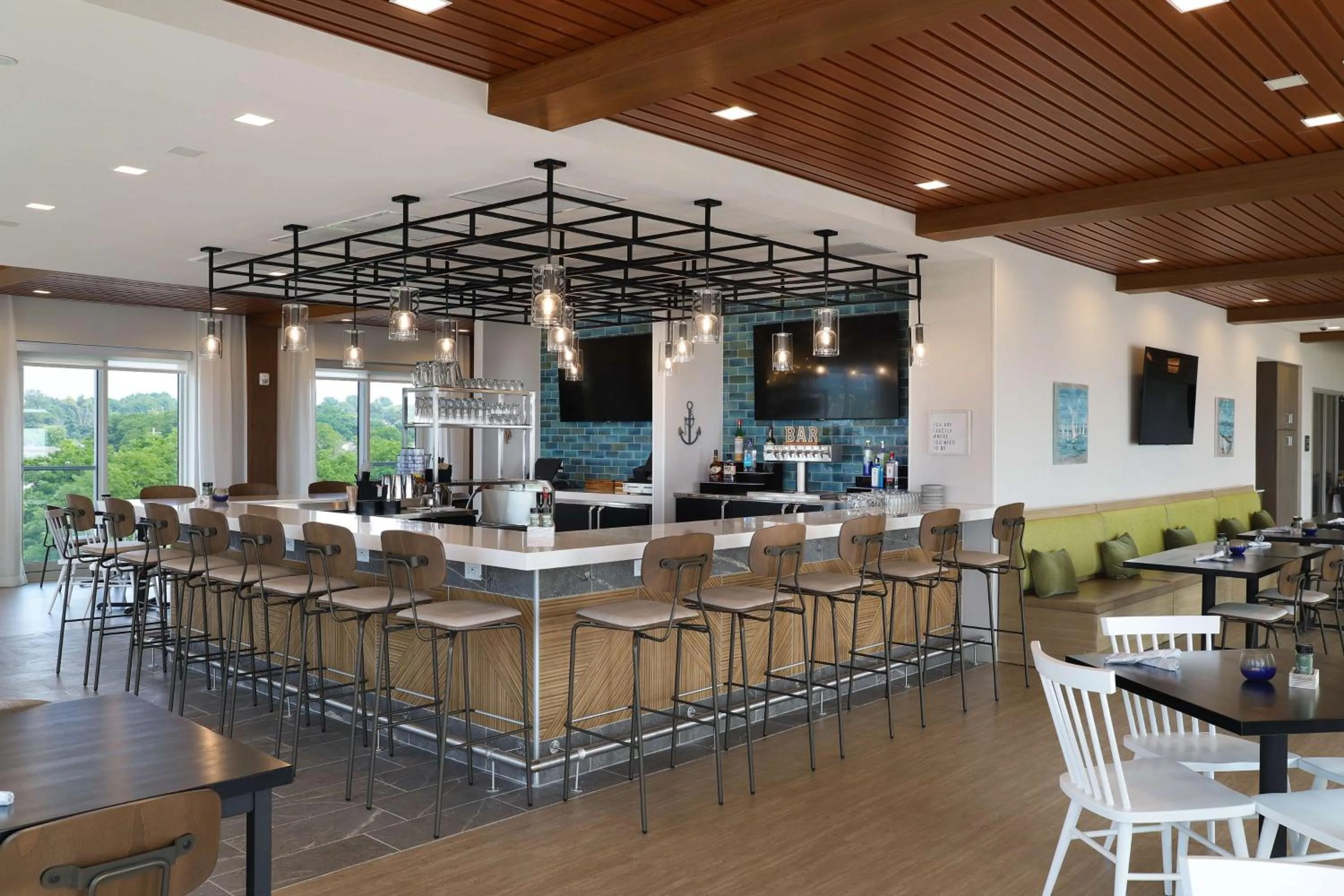 Lounge or bar in Hampton Inn & Suites Manistee, Mi