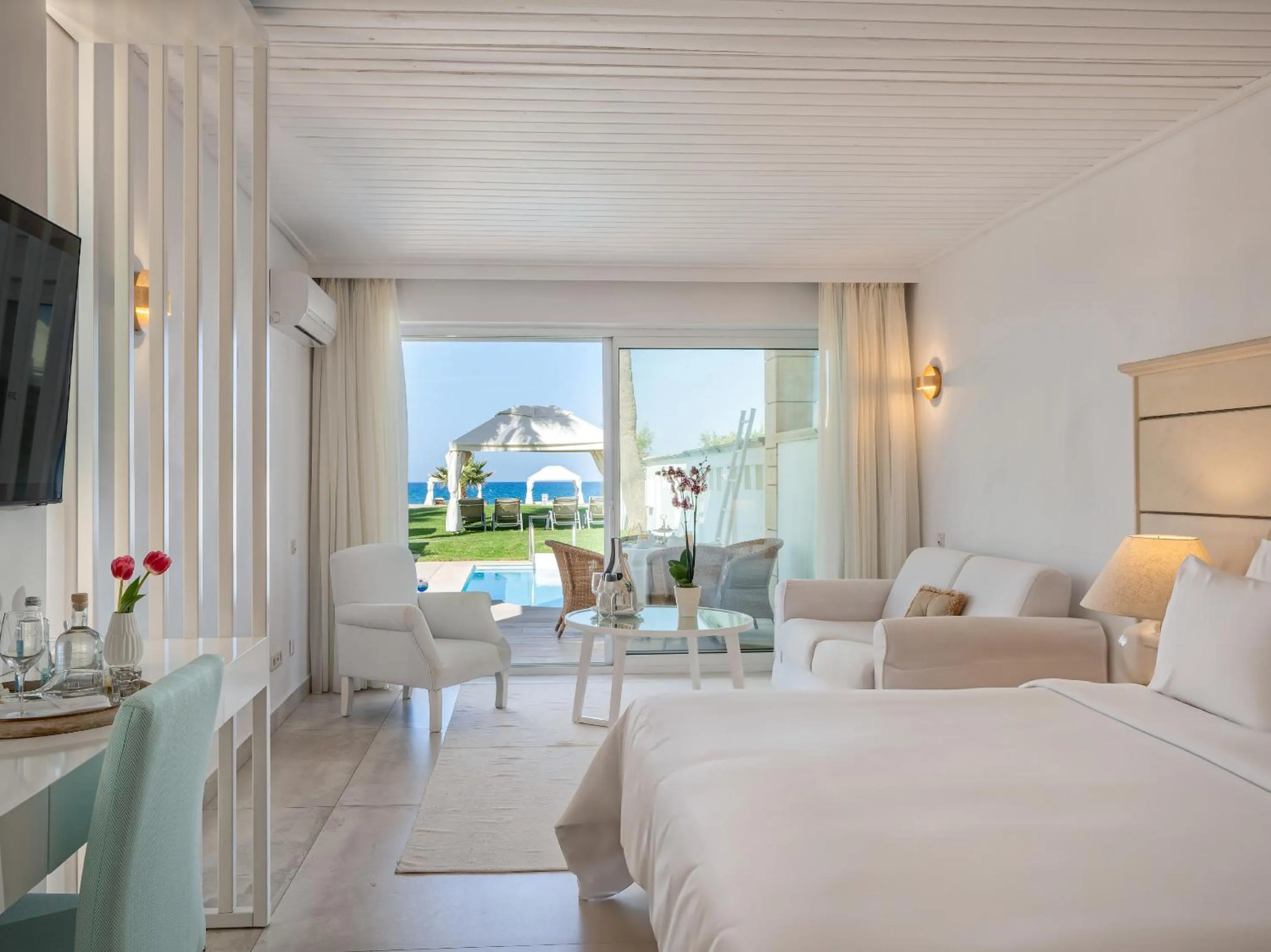 Photo of the whole room, Bed in Grecotel Creta Palace