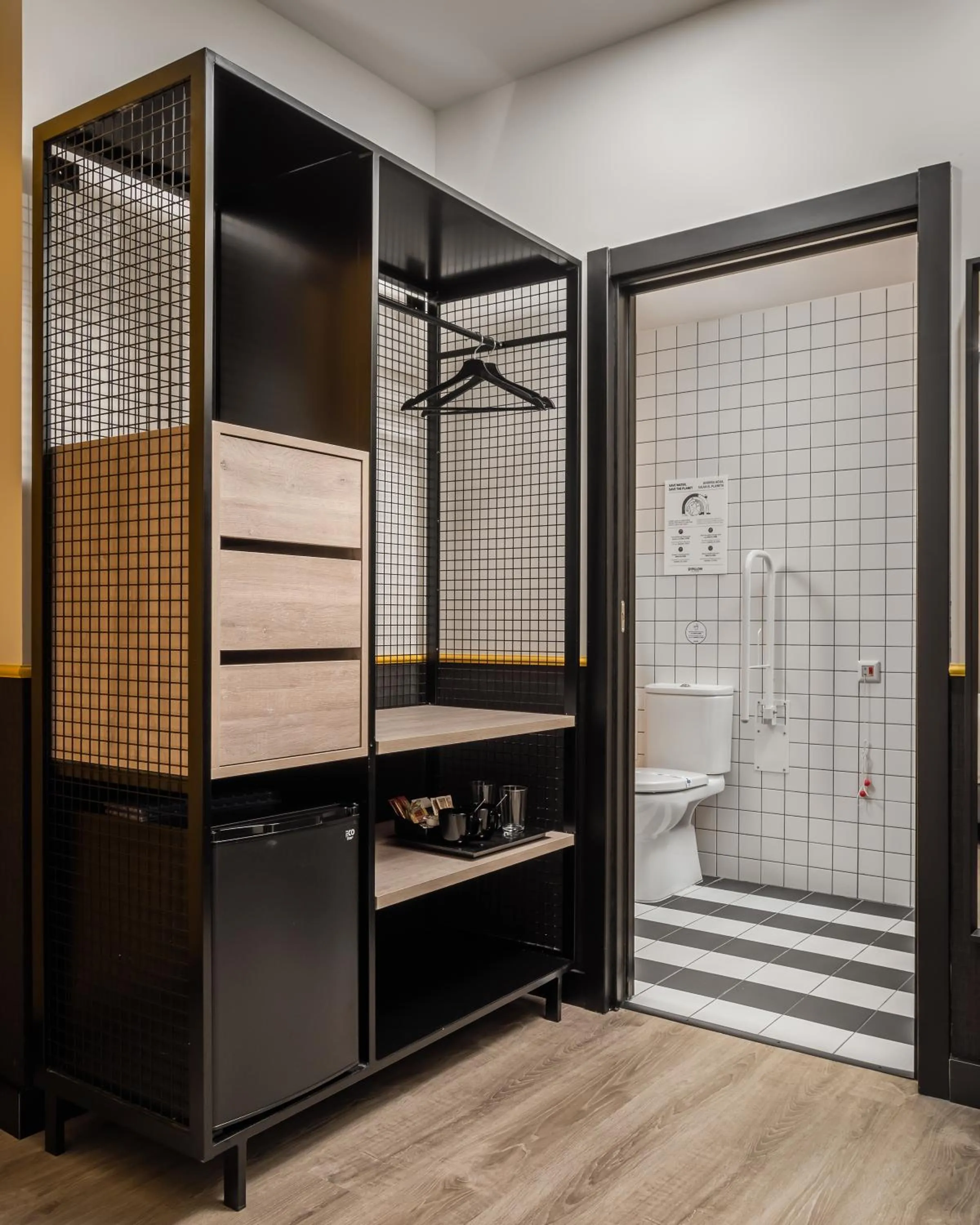 Toilet in BYPILLOW Crosstown