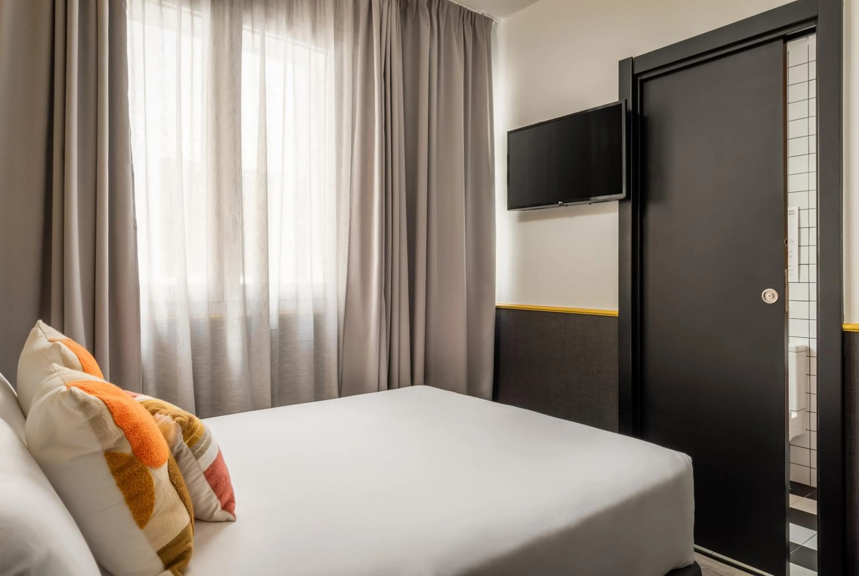 Bedroom, Bed in BYPILLOW Crosstown