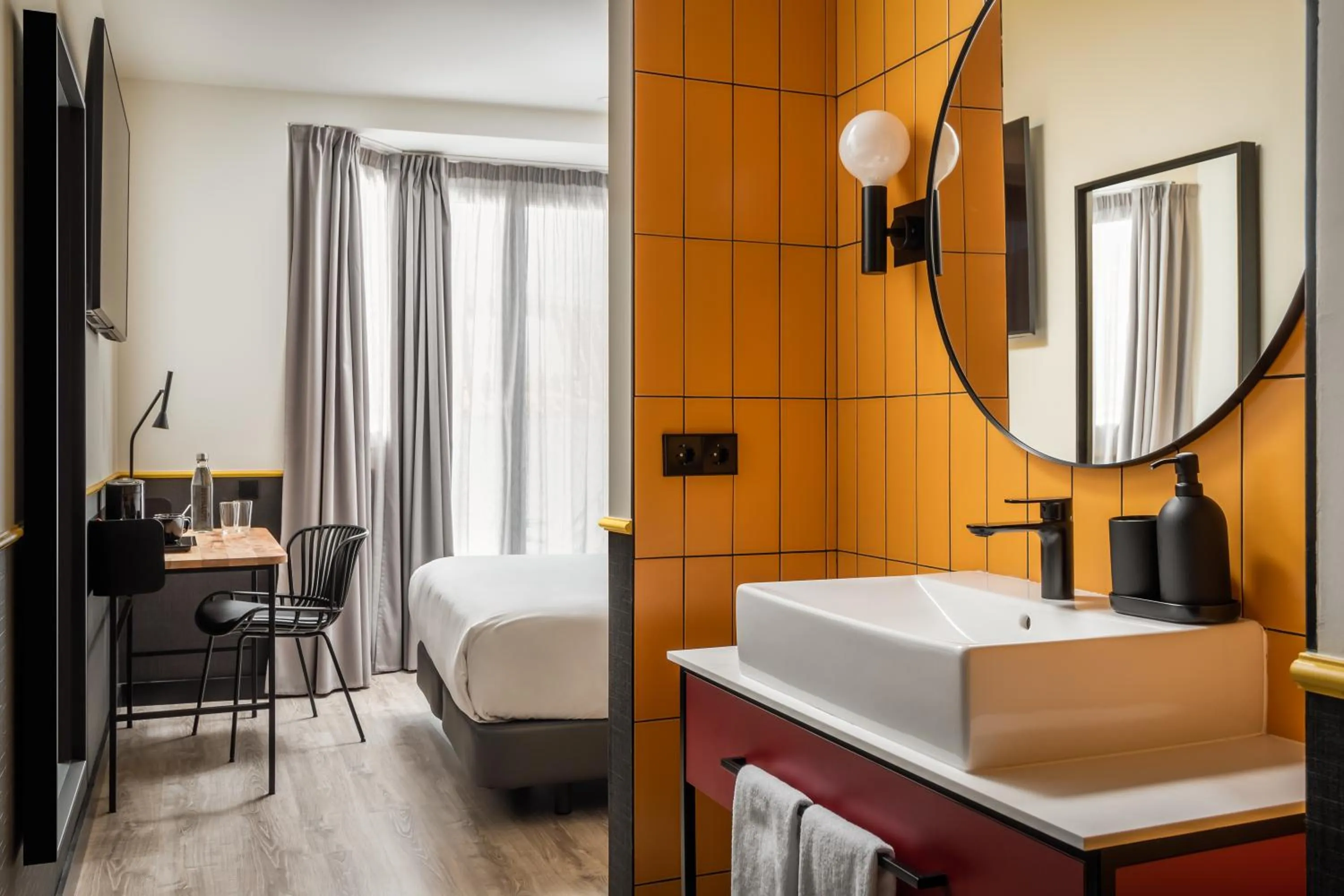 Photo of the whole room, Bed in BYPILLOW Crosstown