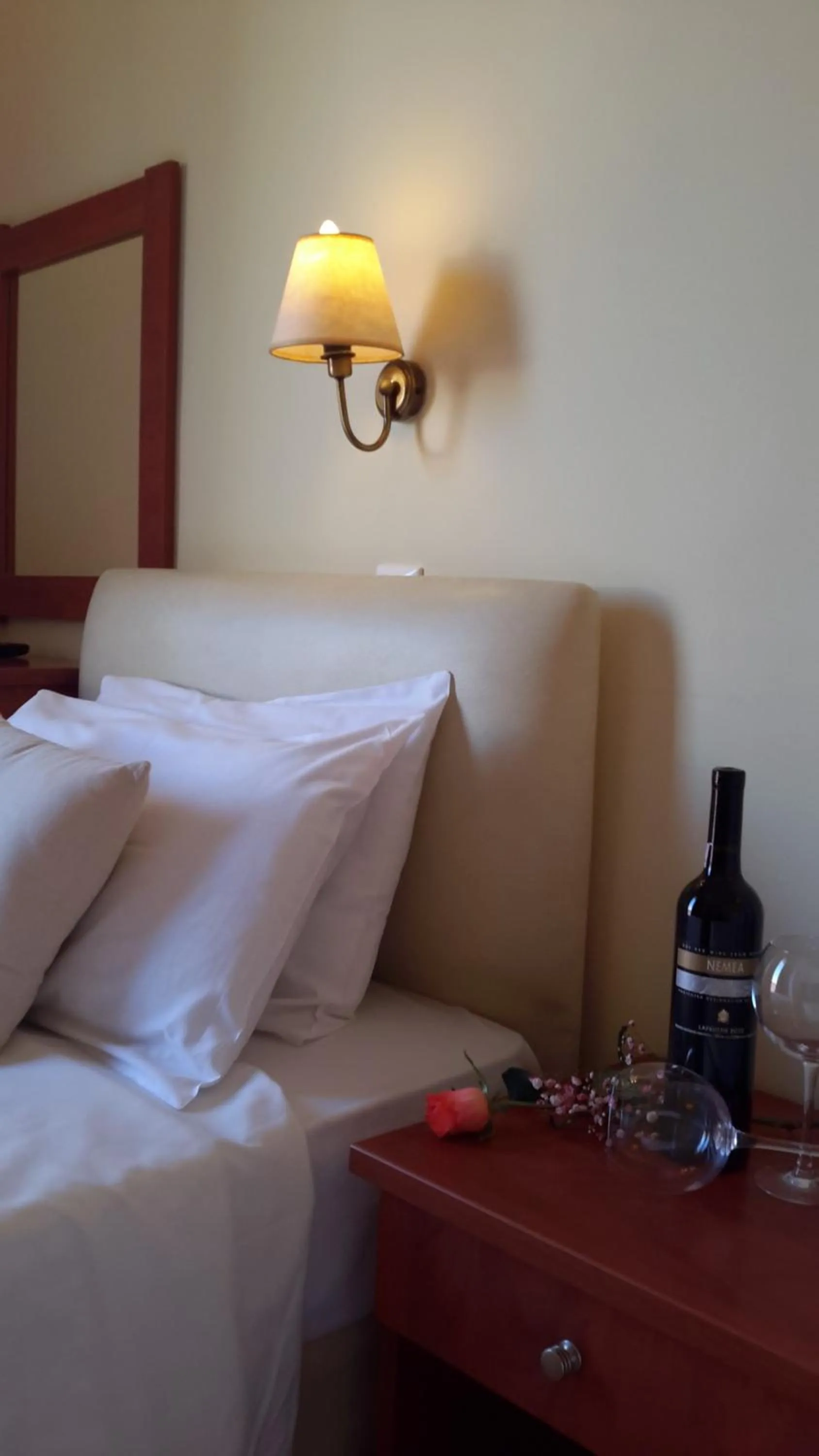 Alcoholic drinks, Bed in CiTYZen Hotel
