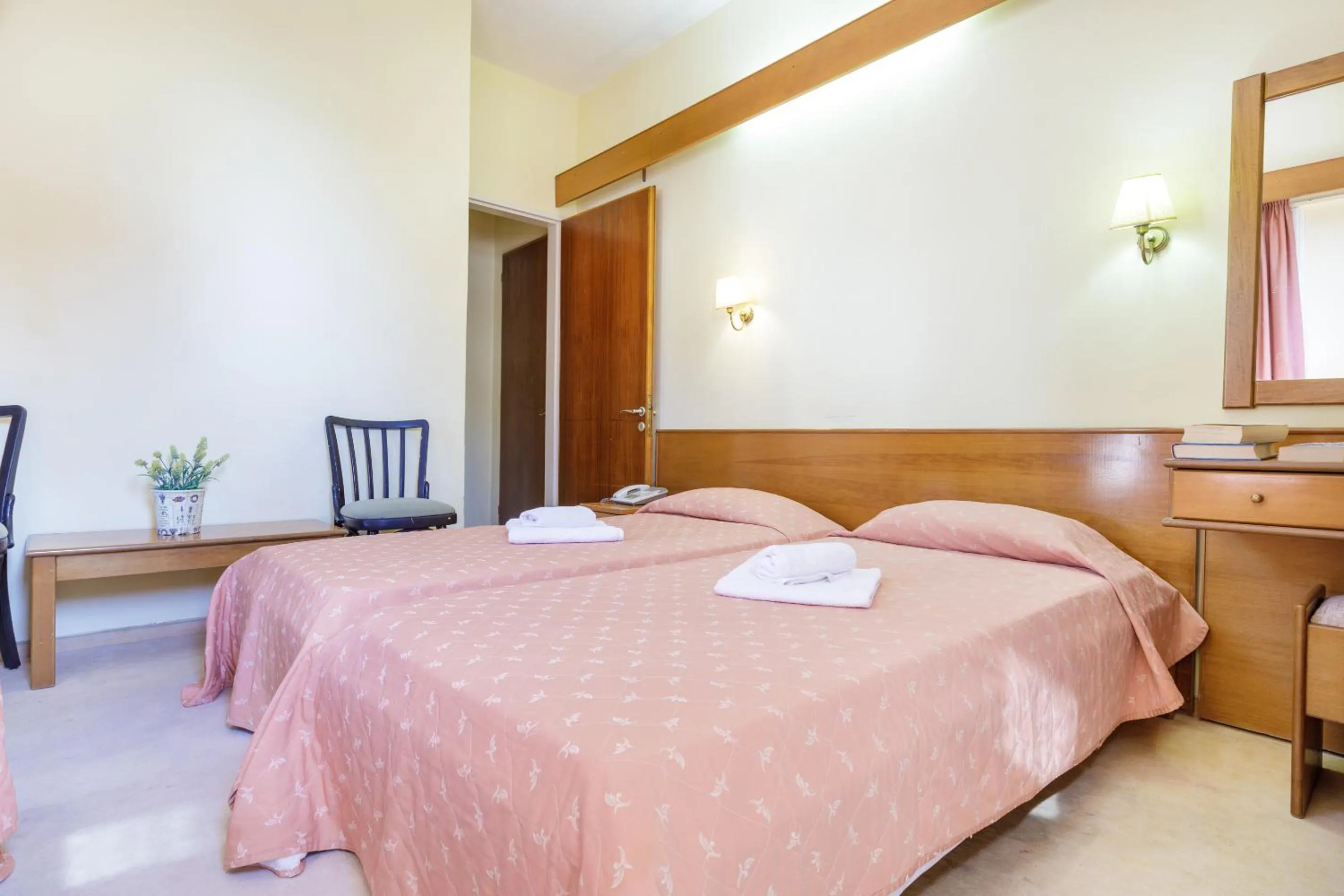 Photo of the whole room, Bed in CiTYZen Hotel