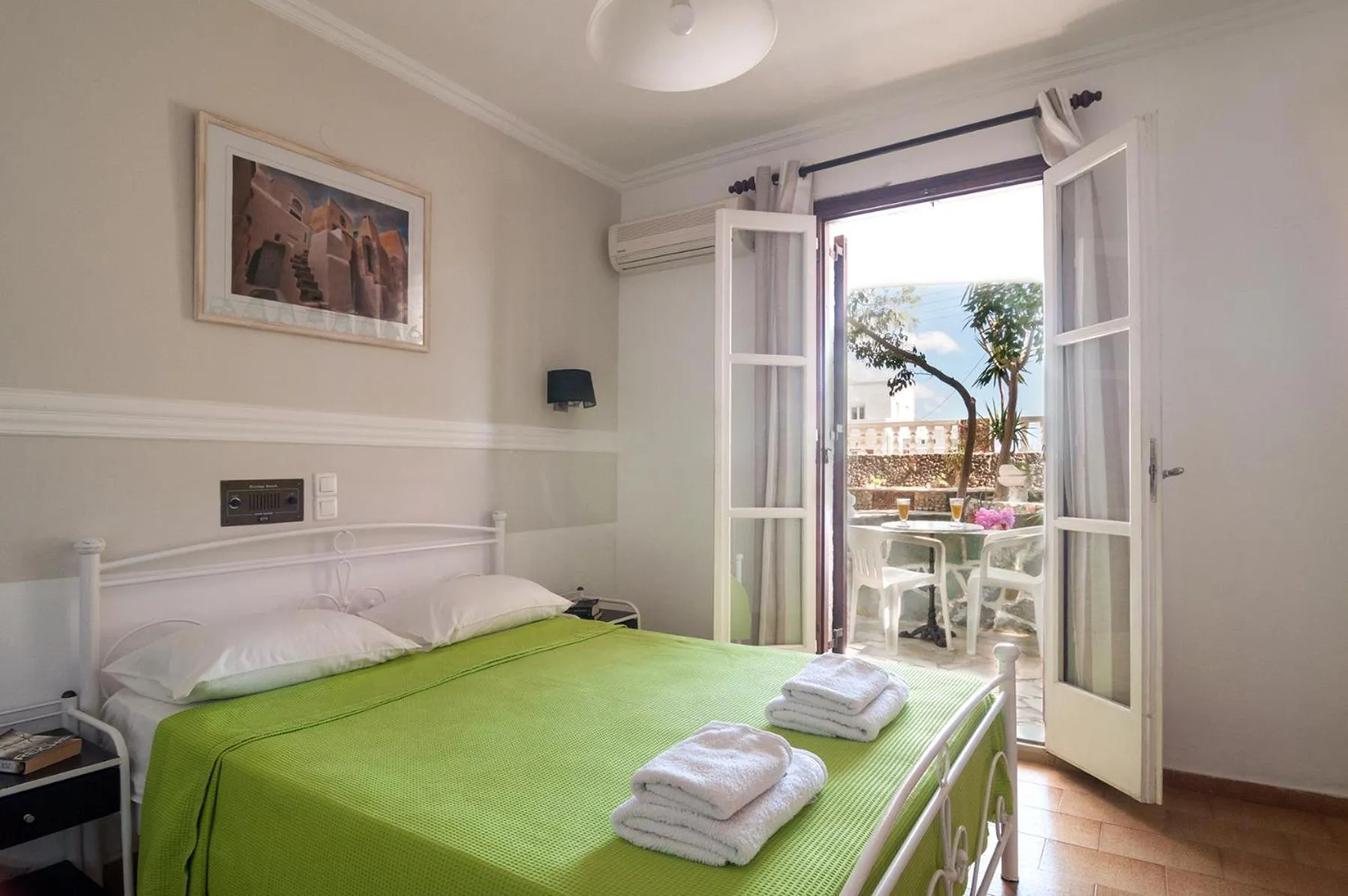 Bed in Holiday Beach Resort Santorini