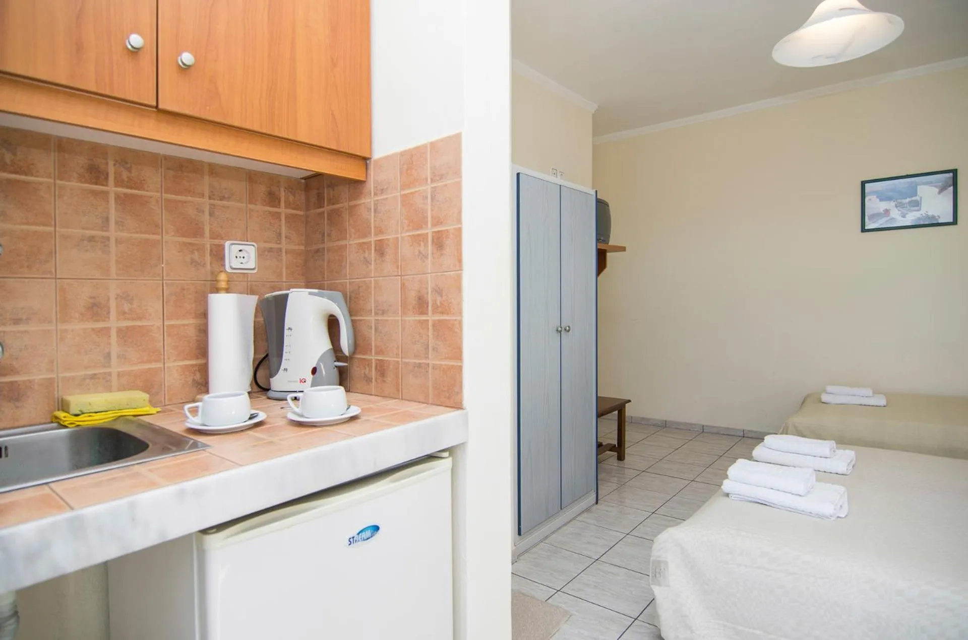 Coffee/tea facilities, Bed in Holiday Beach Resort Santorini