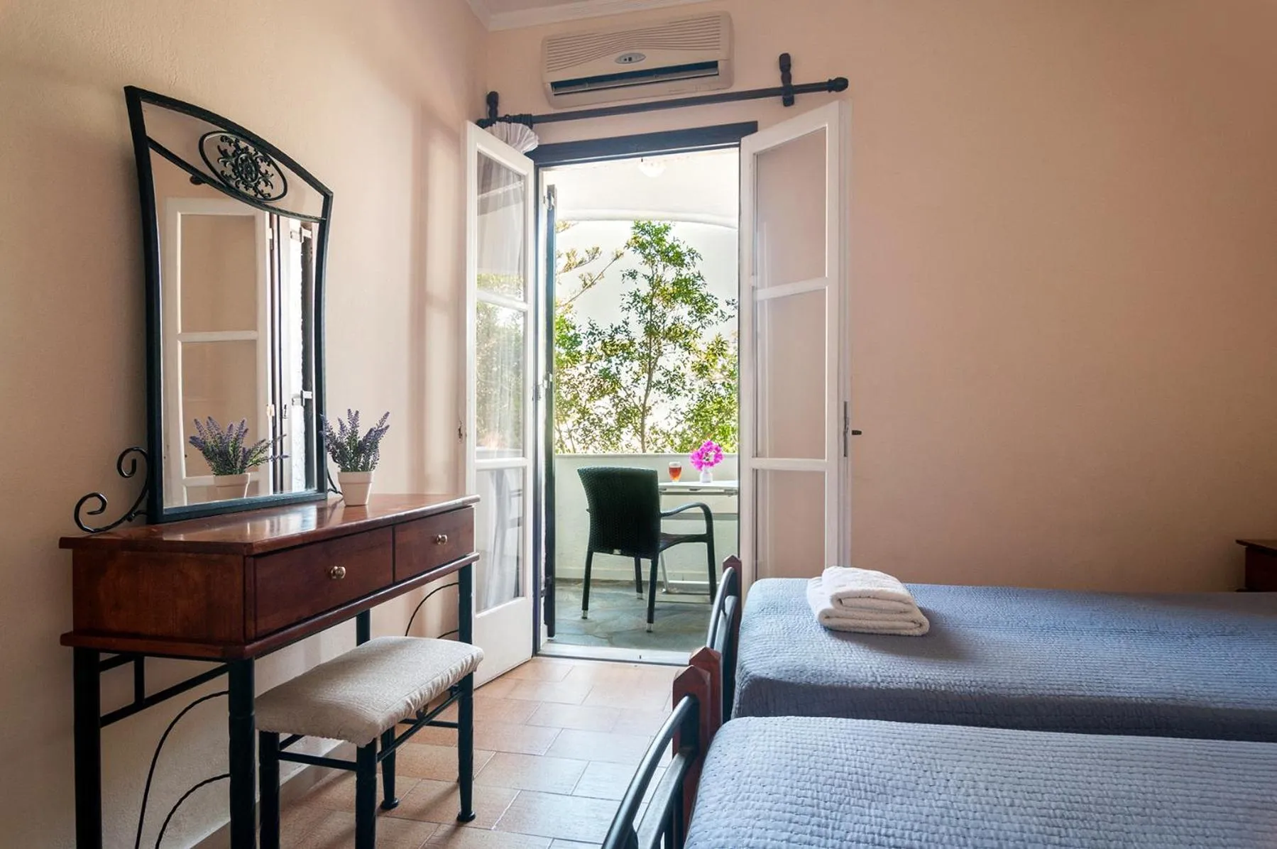 Bed in Holiday Beach Resort Santorini