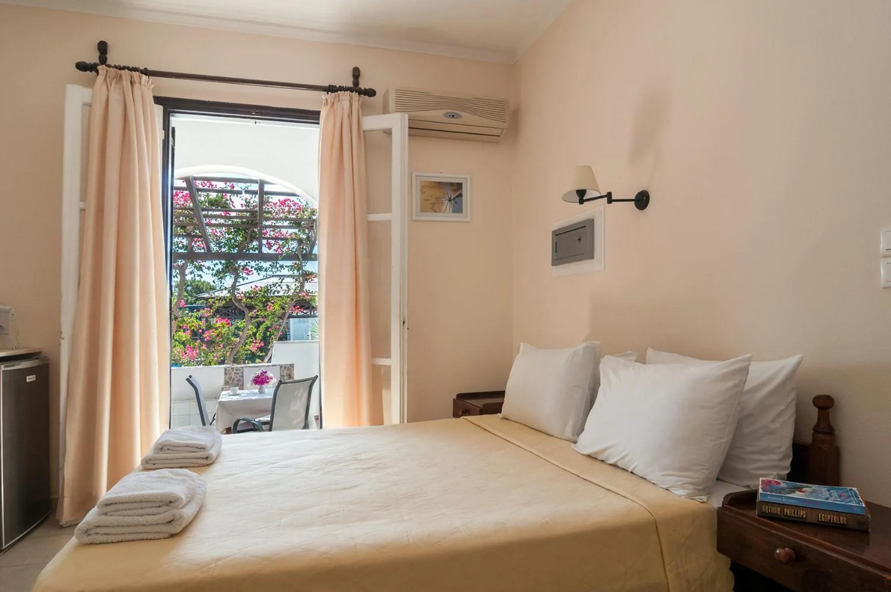 Bed in Holiday Beach Resort Santorini