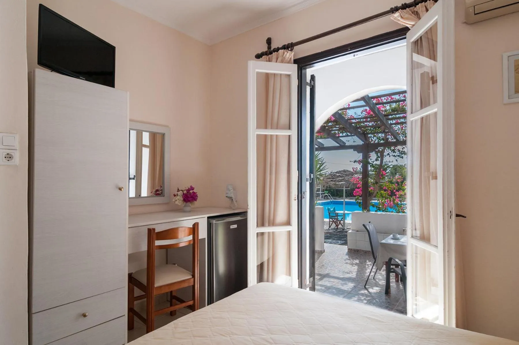 Balcony/Terrace, Bed in Holiday Beach Resort Santorini