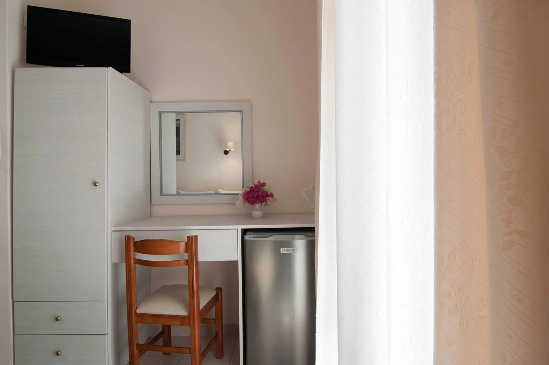 Bed in Holiday Beach Resort Santorini