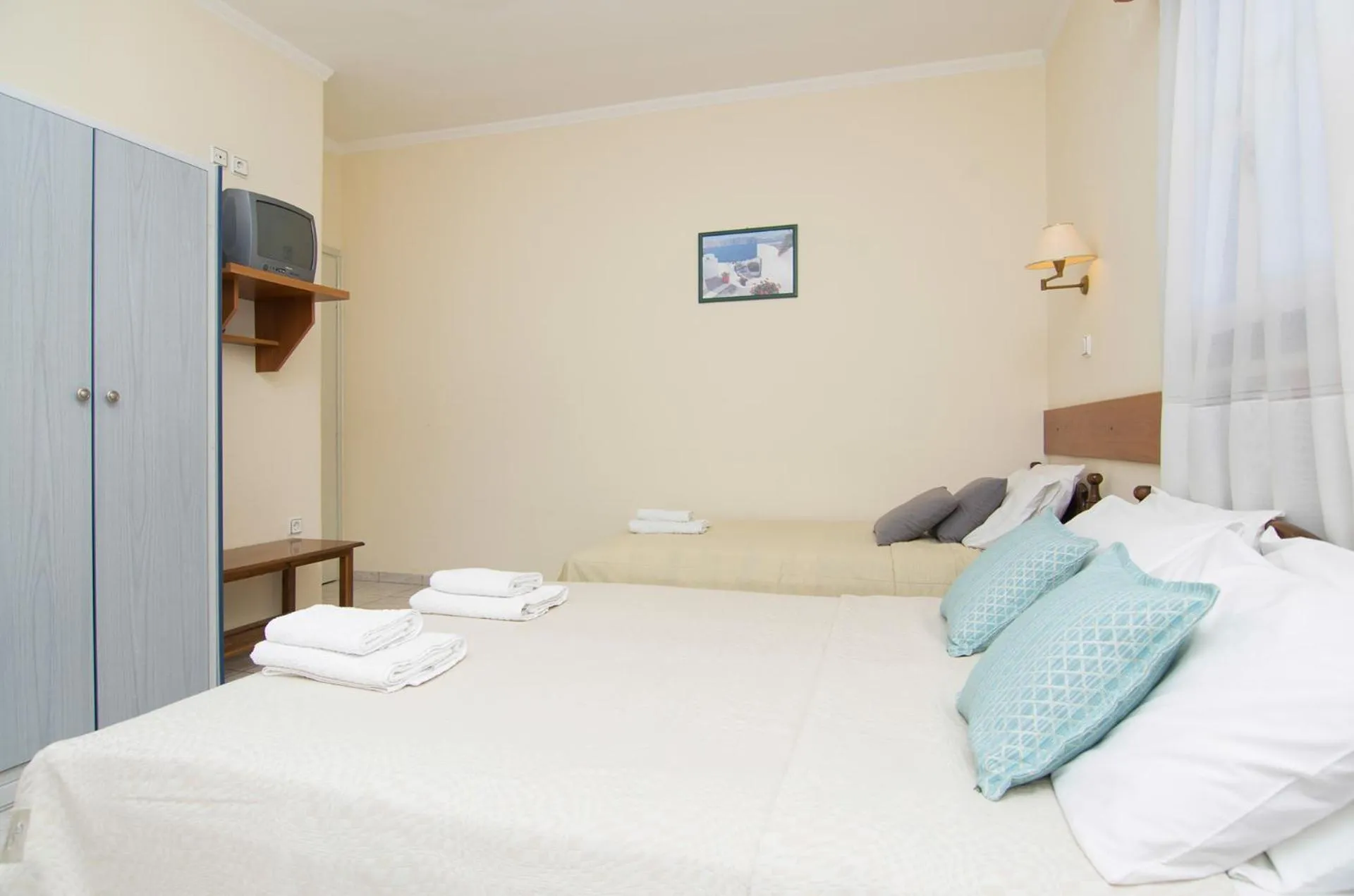 Coffee/tea facilities, Bed in Holiday Beach Resort Santorini