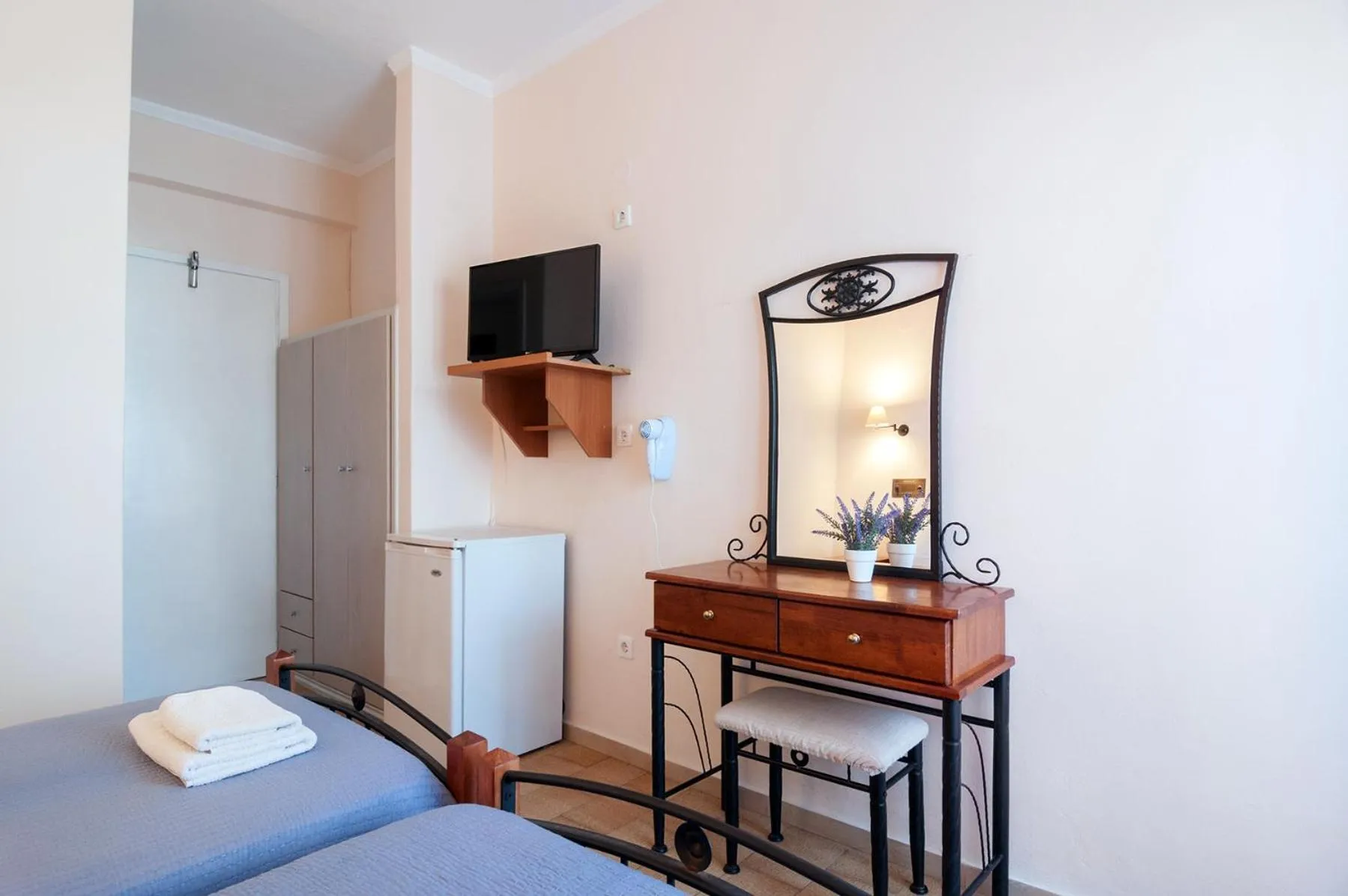 Bed in Holiday Beach Resort Santorini