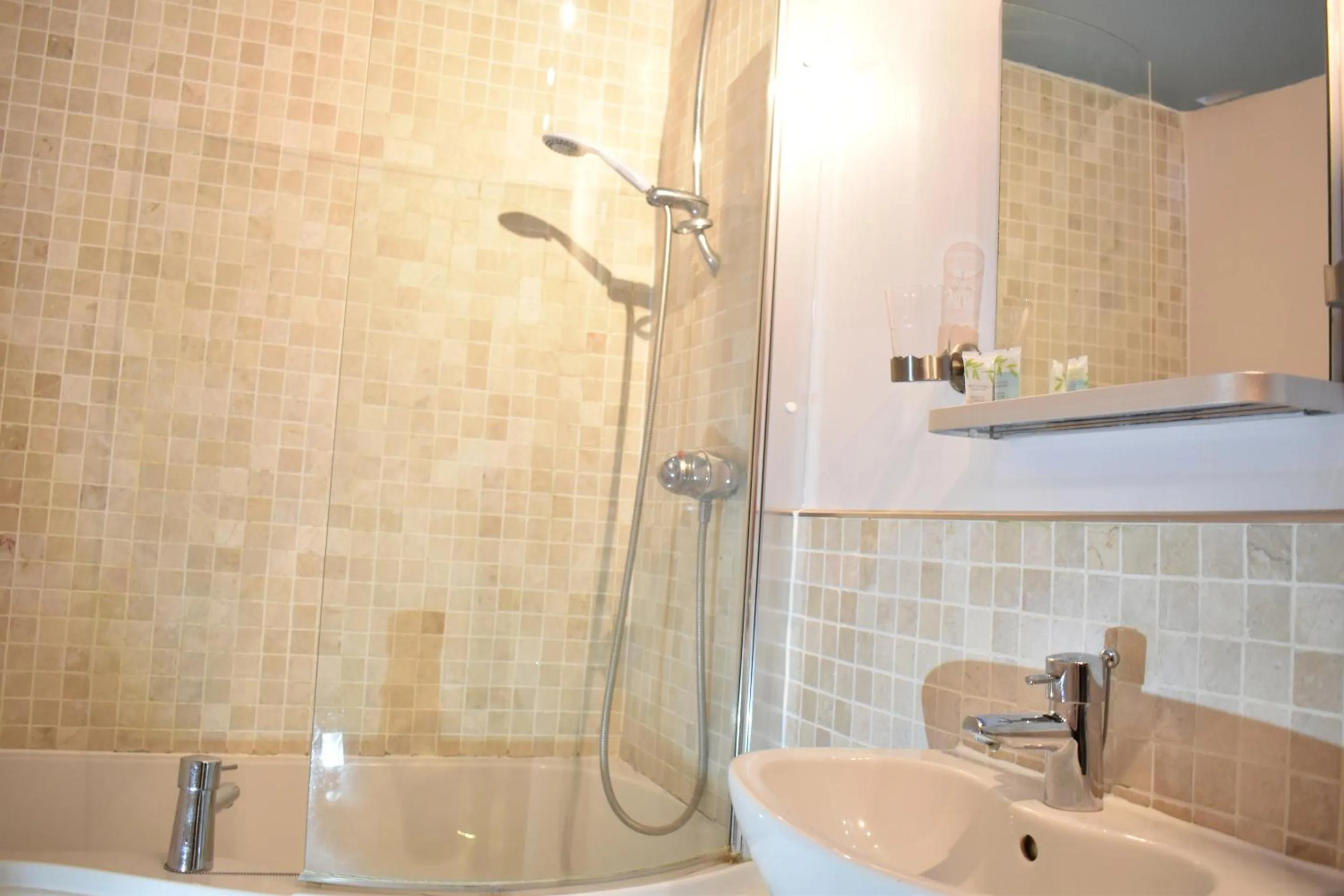 Bathroom in Cotswold Gardens Bed and Breakfast