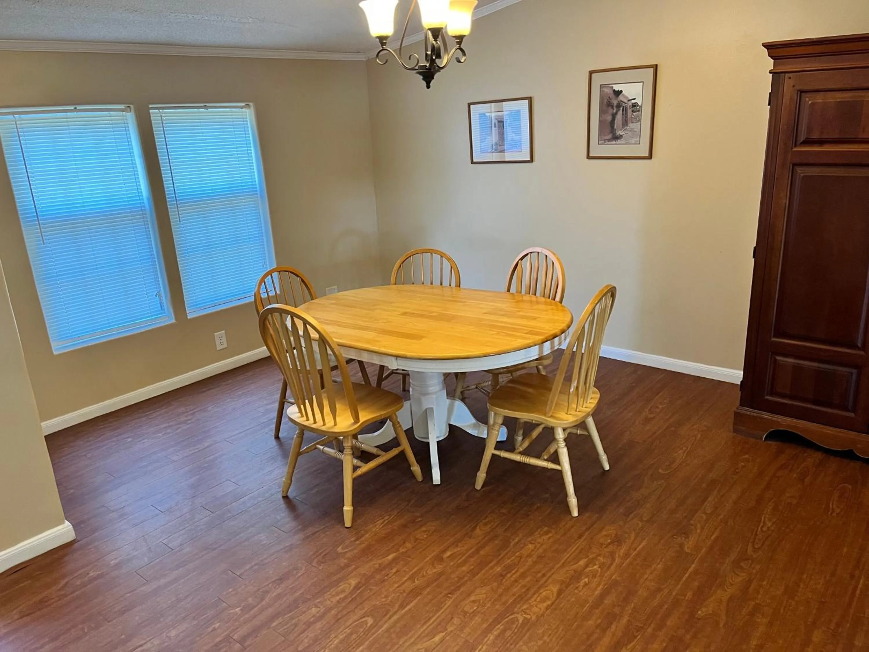 Dining area in Outback Campground and Marina