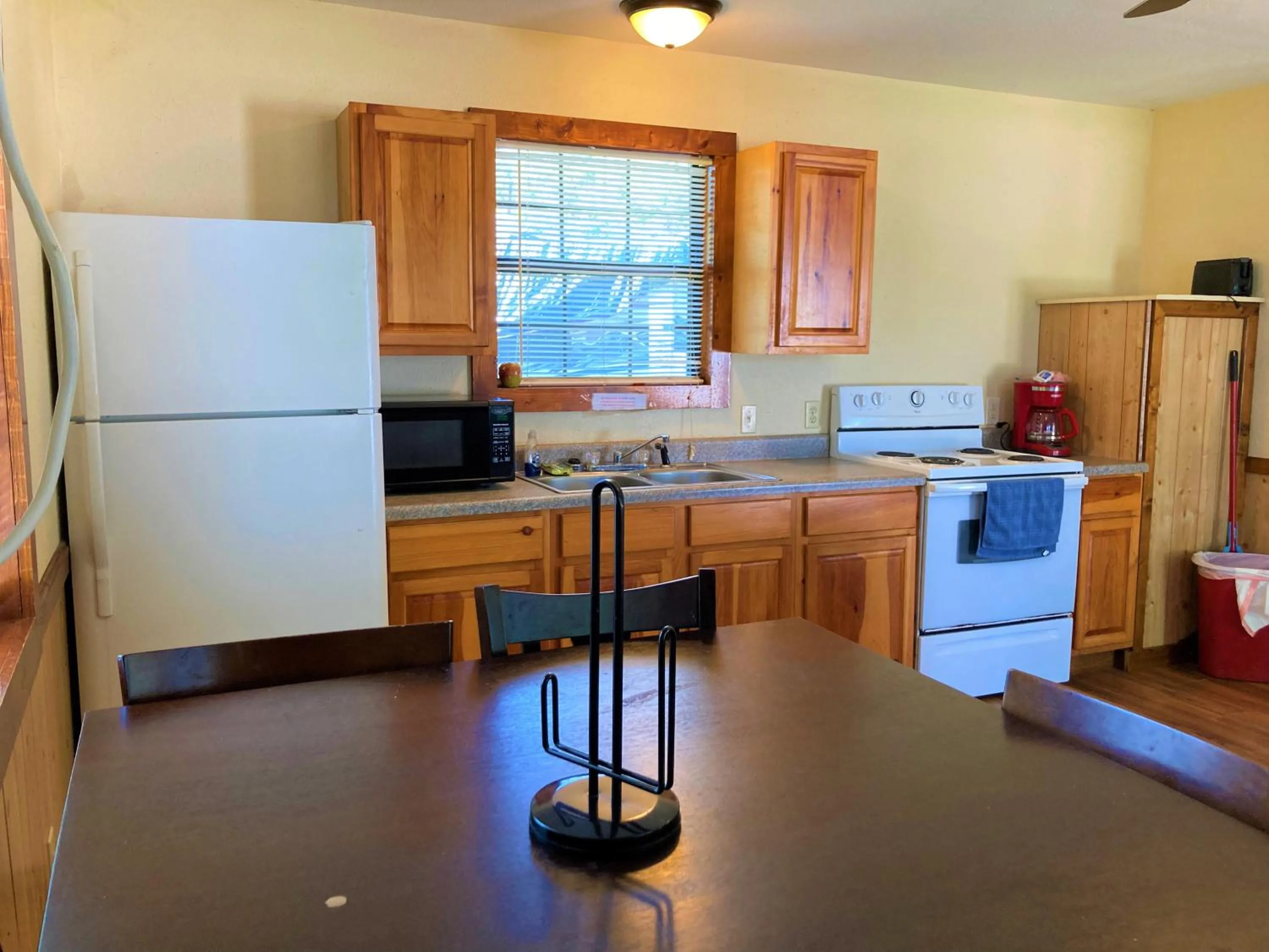 Dining area in Outback Campground and Marina