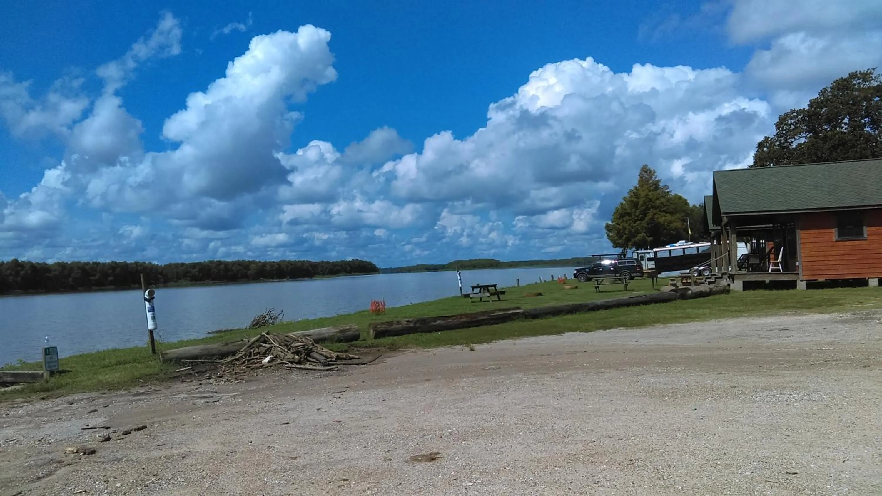 Lake view in Outback Campground and Marina