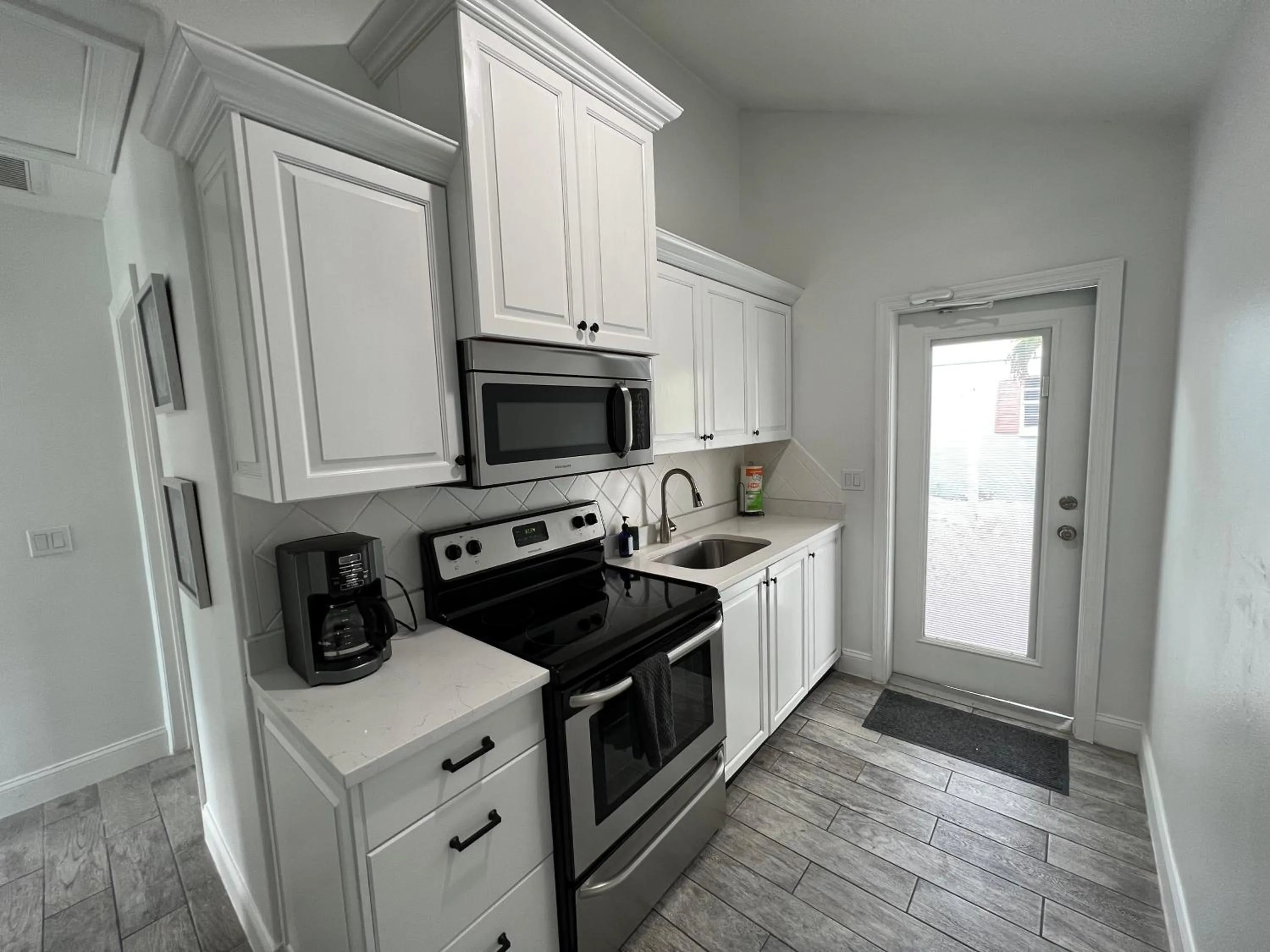 Kitchen or kitchenette in Blue Waters Treasure Island