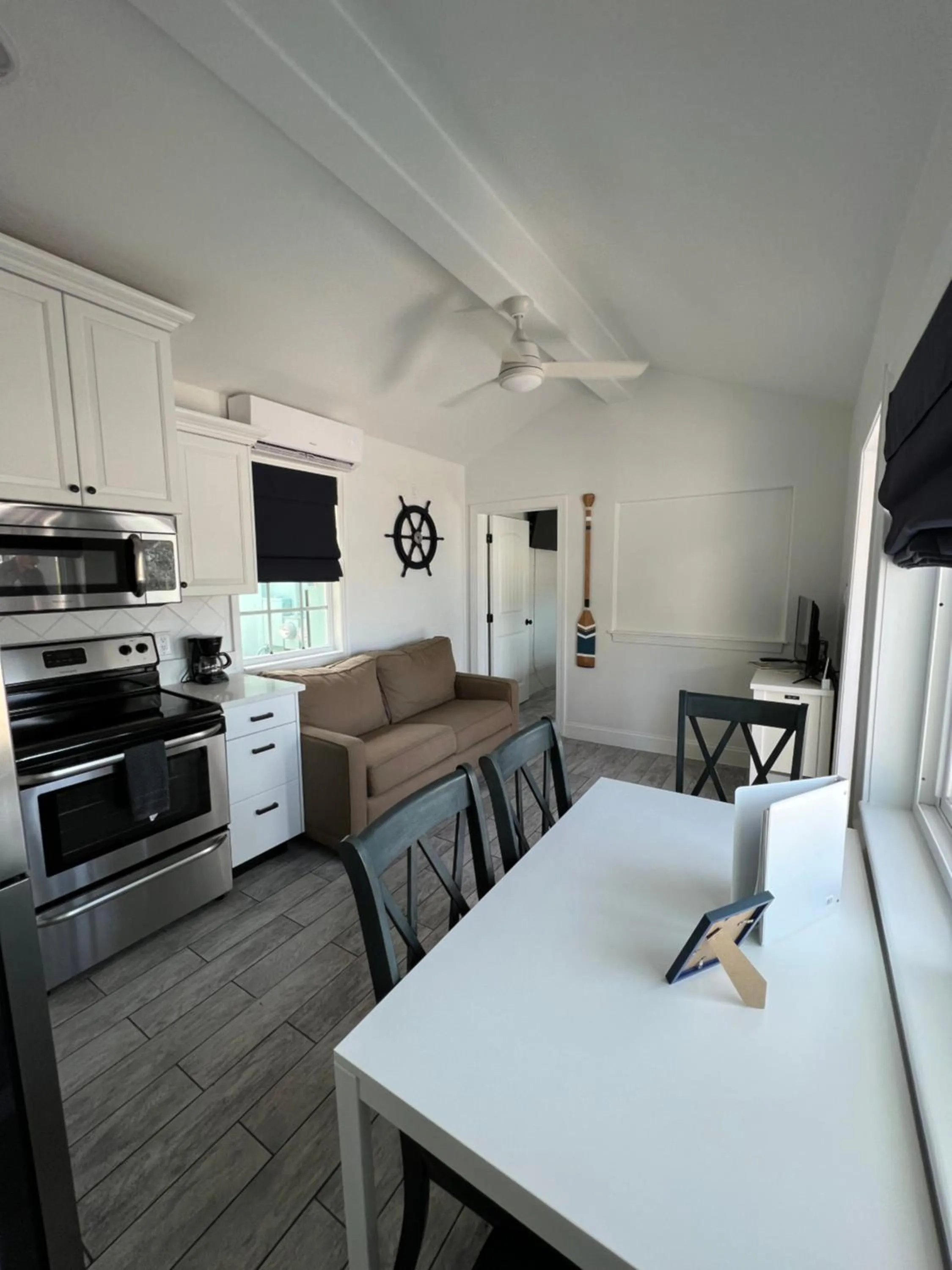 Kitchen or kitchenette in Blue Waters Treasure Island