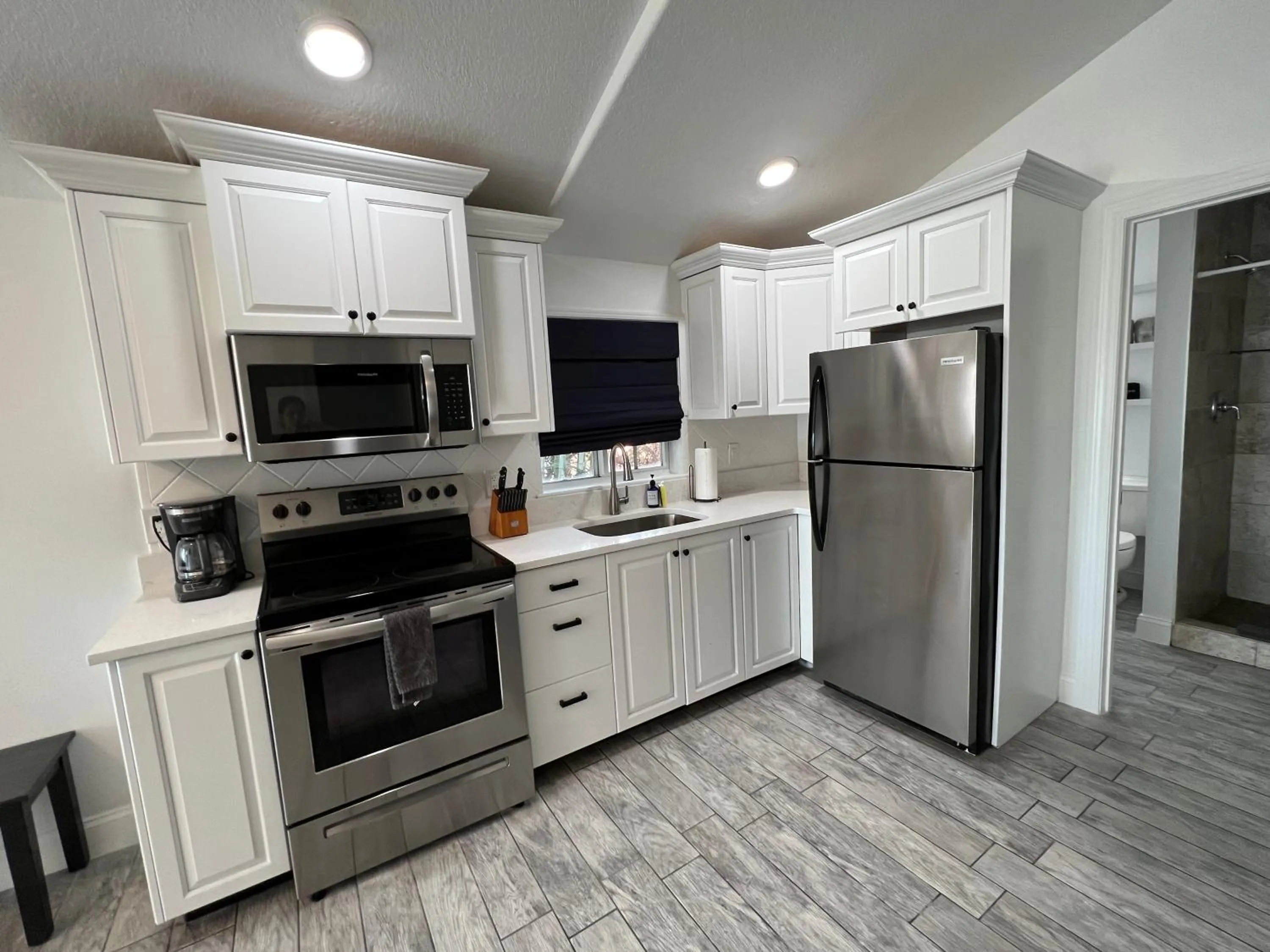 Kitchen or kitchenette in Blue Waters Treasure Island