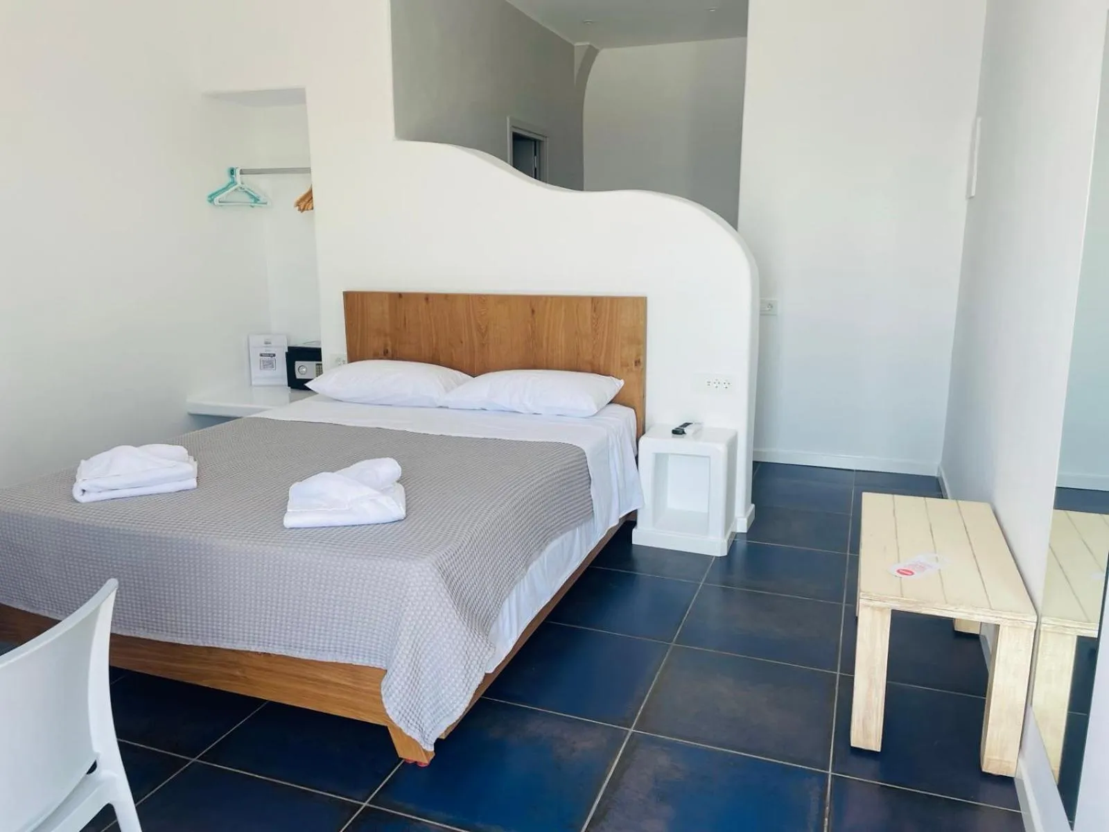 Bed in Manos Small World