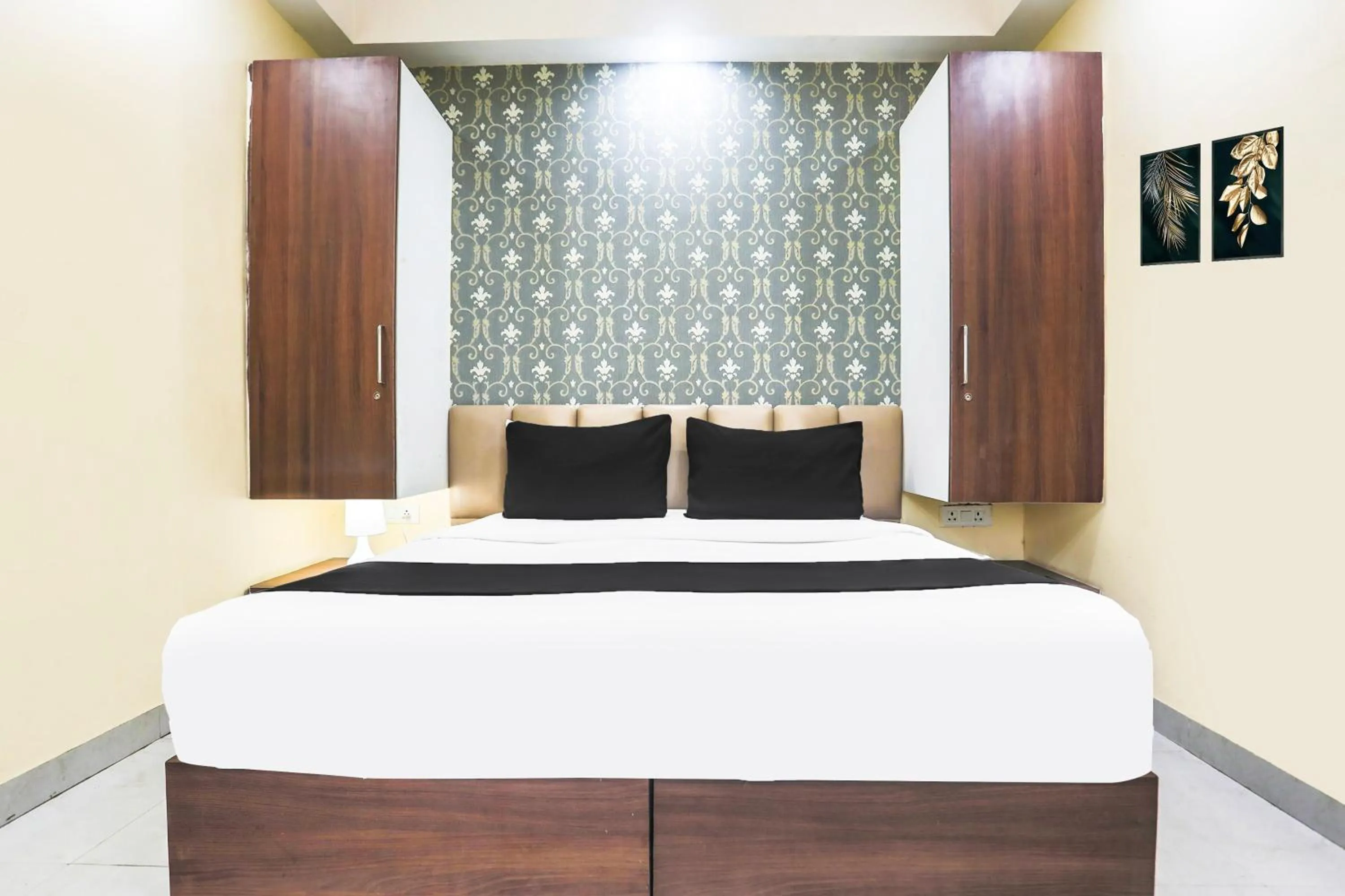 Bedroom in Super Collection O Sector 44 Near Botanical Garden formerly Hotel Culture