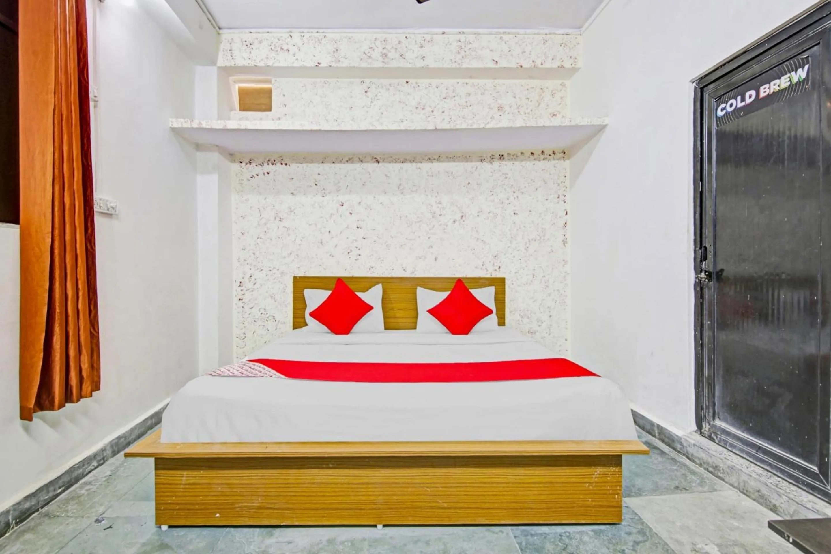 Bedroom, Bed in Hotel O Royal