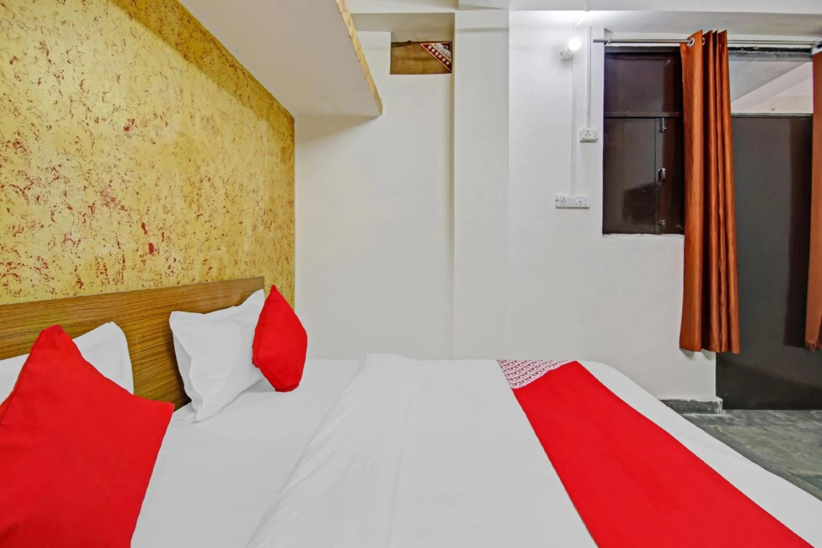 Bedroom, Bed in Hotel O Royal