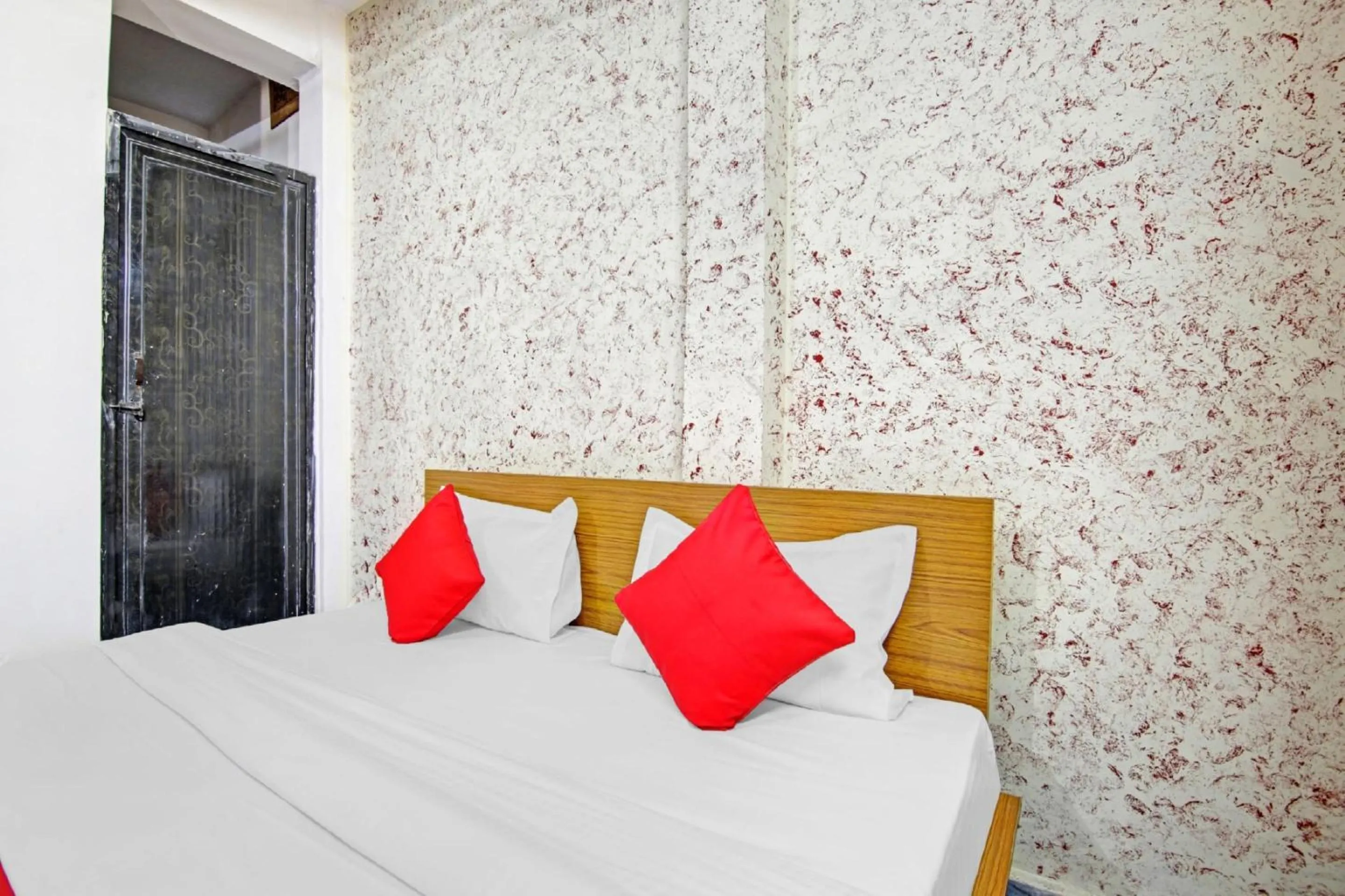 Bedroom, Bed in Hotel O Royal