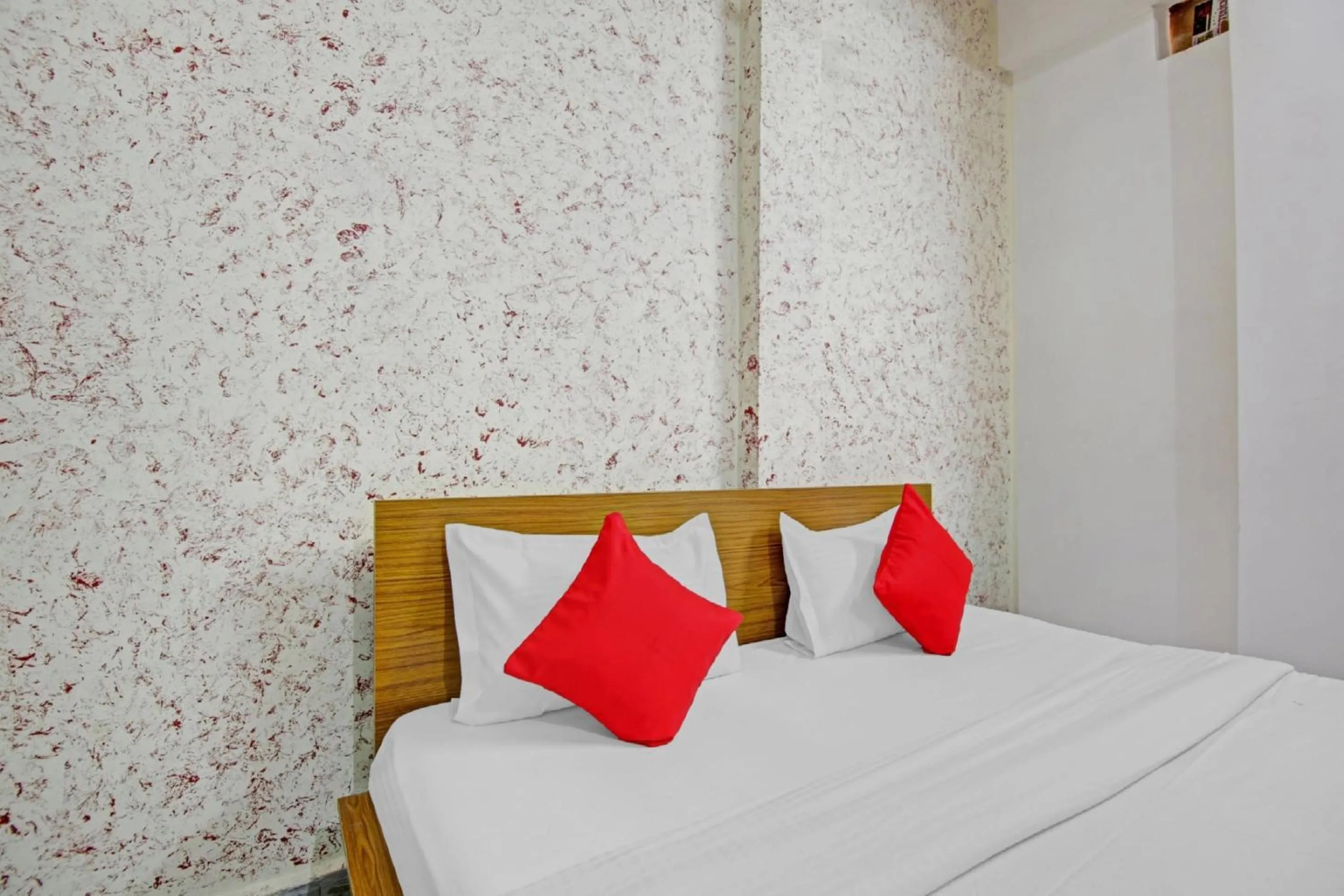 Bedroom, Bed in Hotel O Royal