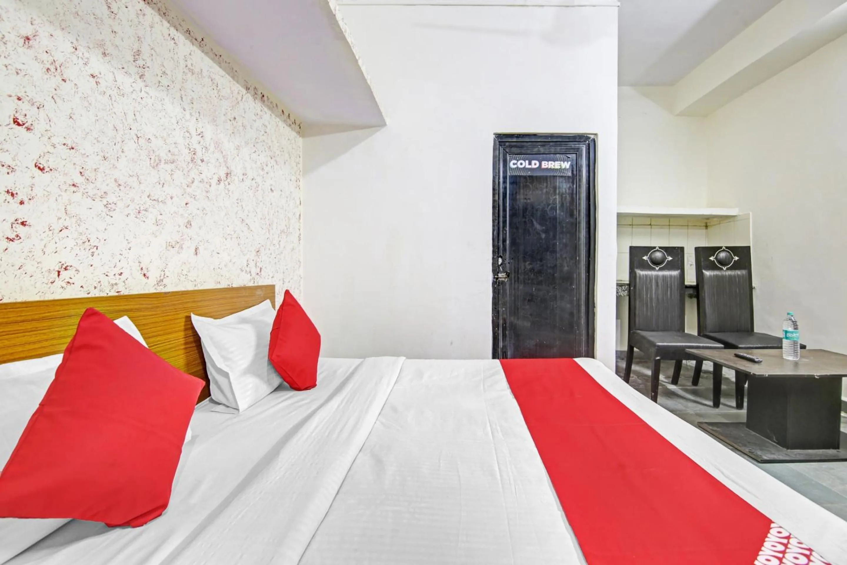 Bedroom, Bed in Hotel O Royal