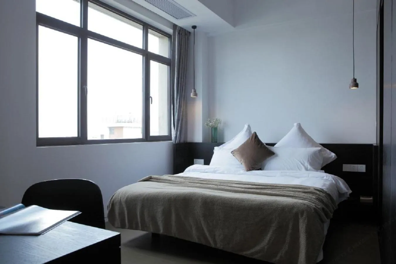 Bed in base-PUSAN Serviced Apartment -Shanghai New International Expo Centre