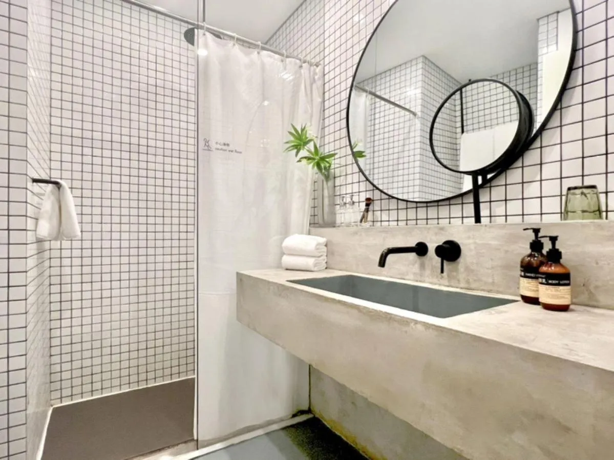 Bathroom in base-PUSAN Serviced Apartment -Shanghai New International Expo Centre