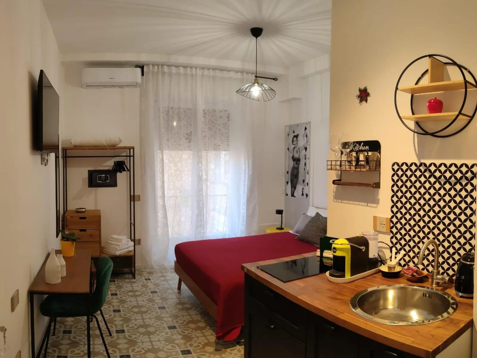 Photo of the whole room, Bed in Edahouse