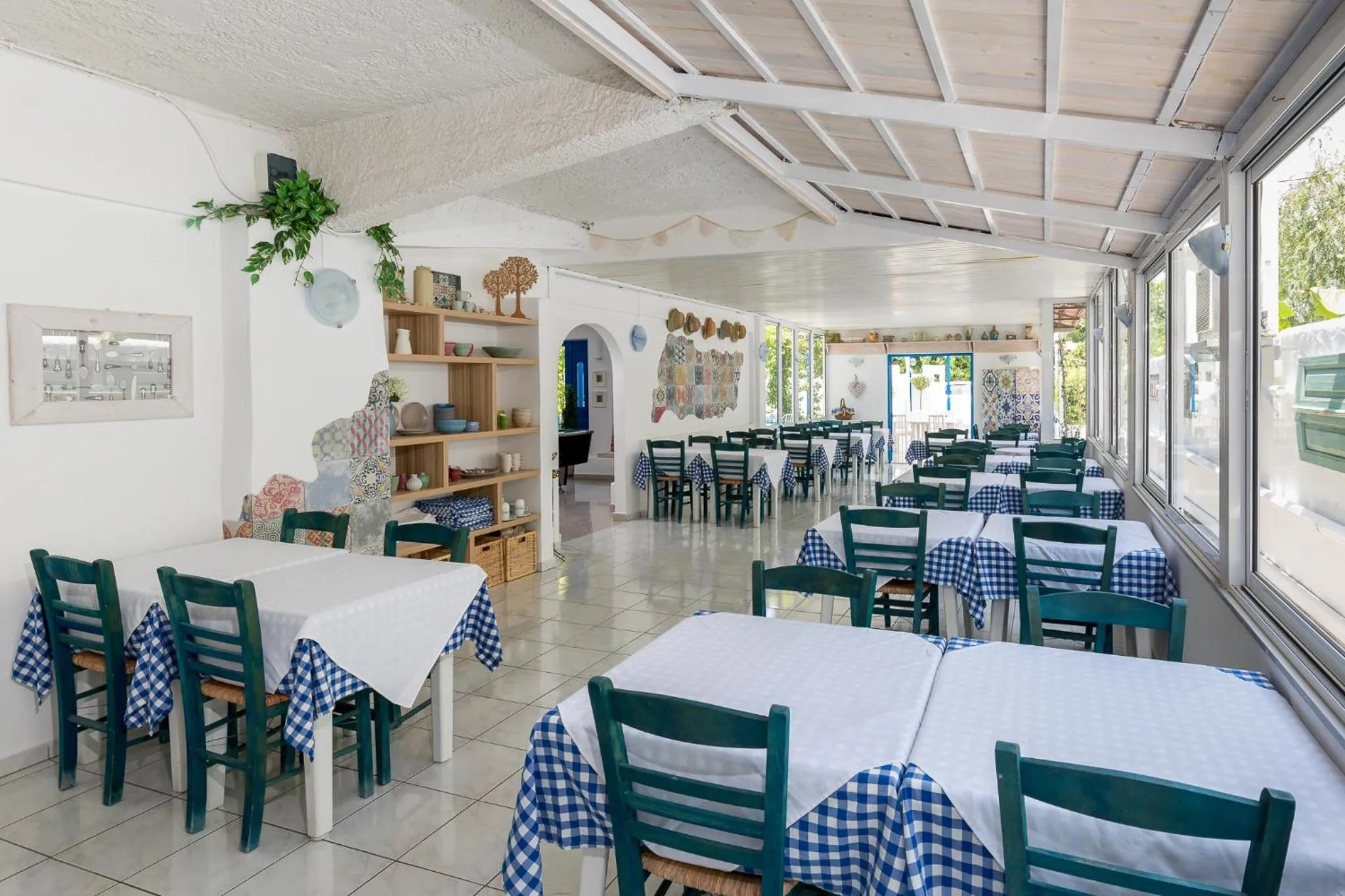 Restaurant/places to eat in Hotel Nathalie