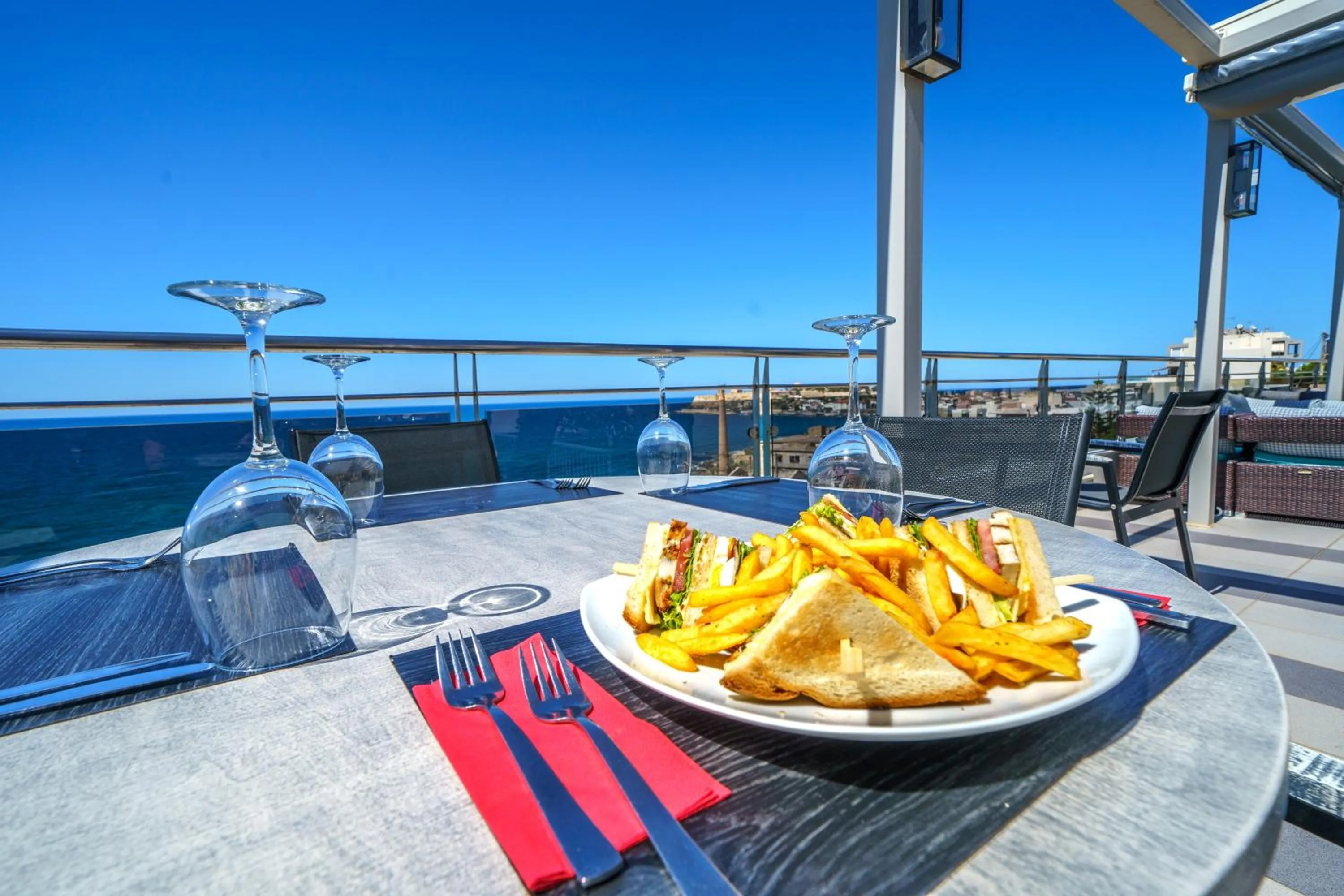 Restaurant/places to eat in Macaris Suites & Spa