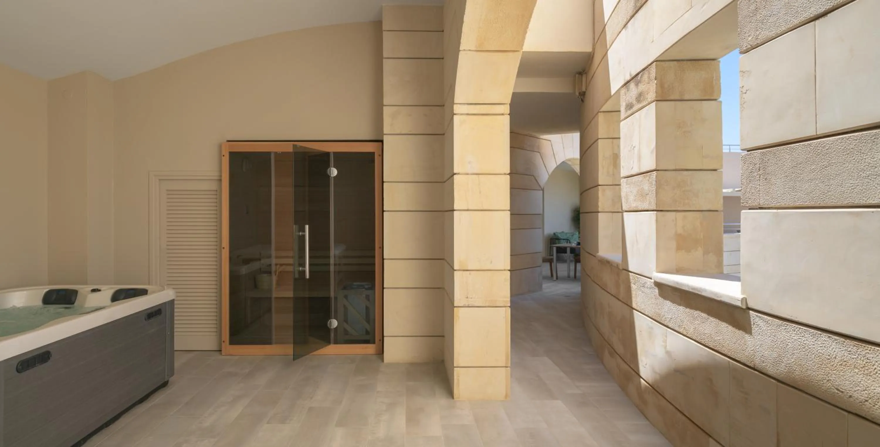 Hot Tub in Macaris Suites & Spa