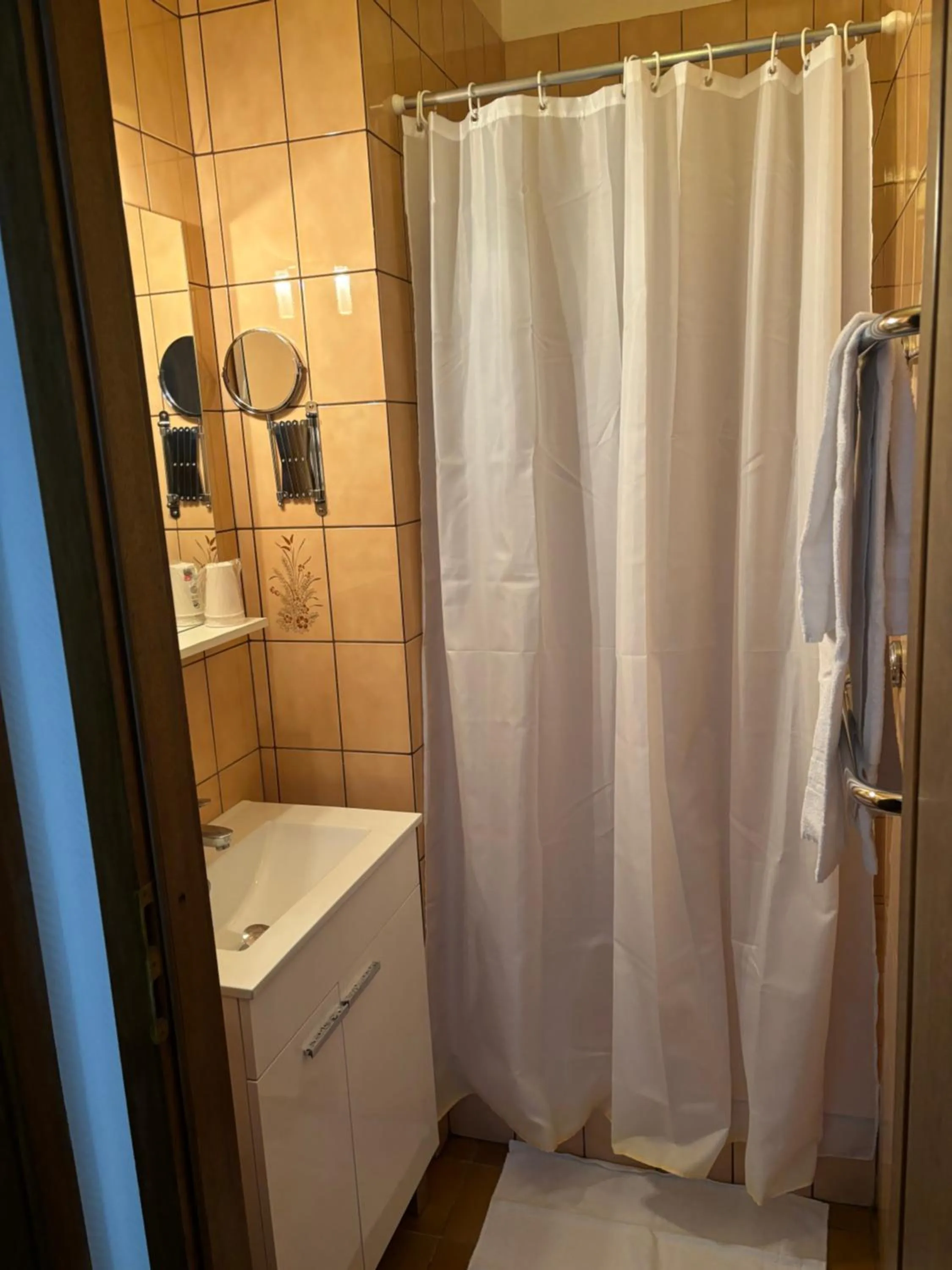 Bathroom in hôtel restaurant le S'Y