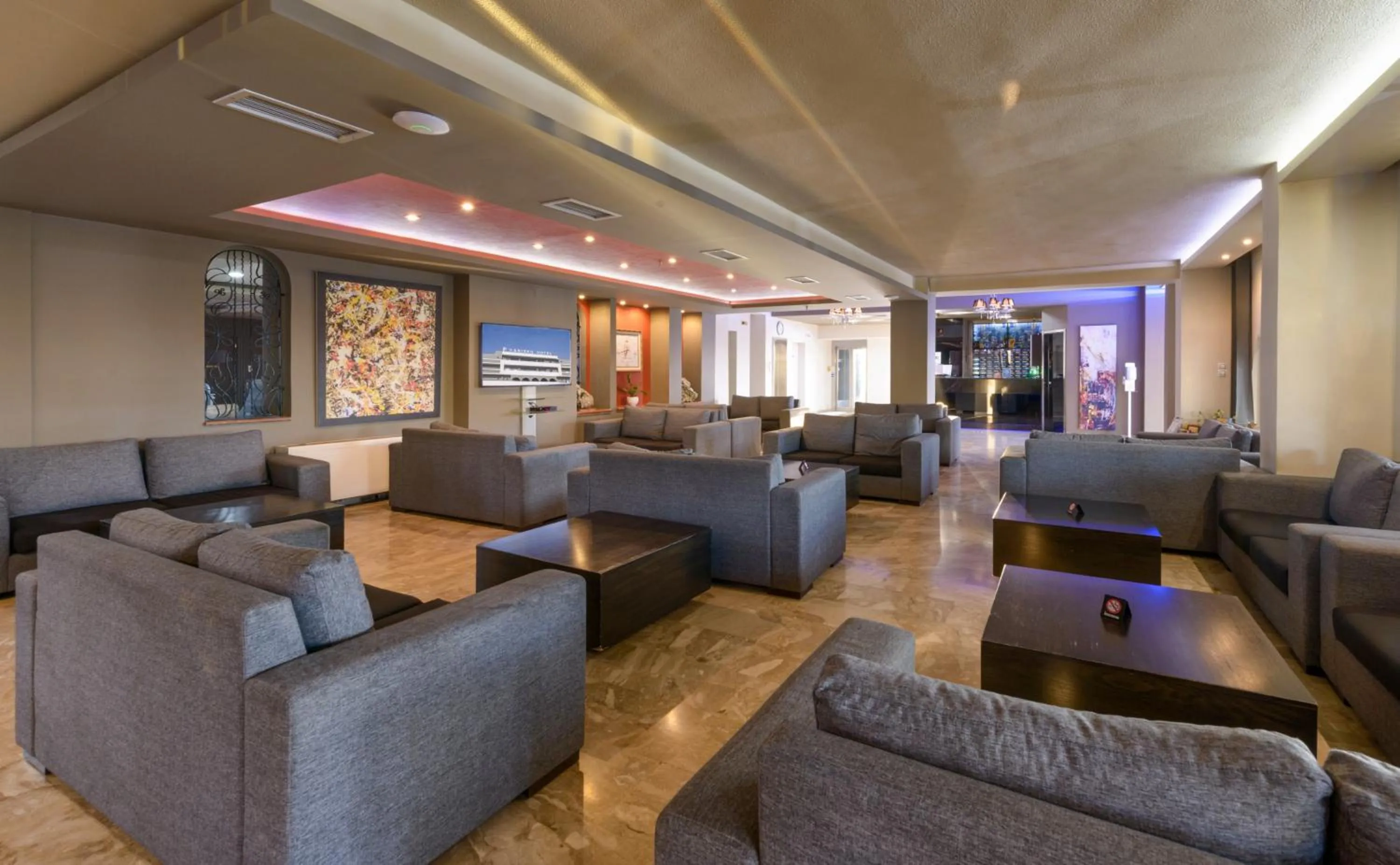 Communal lounge/ TV room in Vanisko Hotel