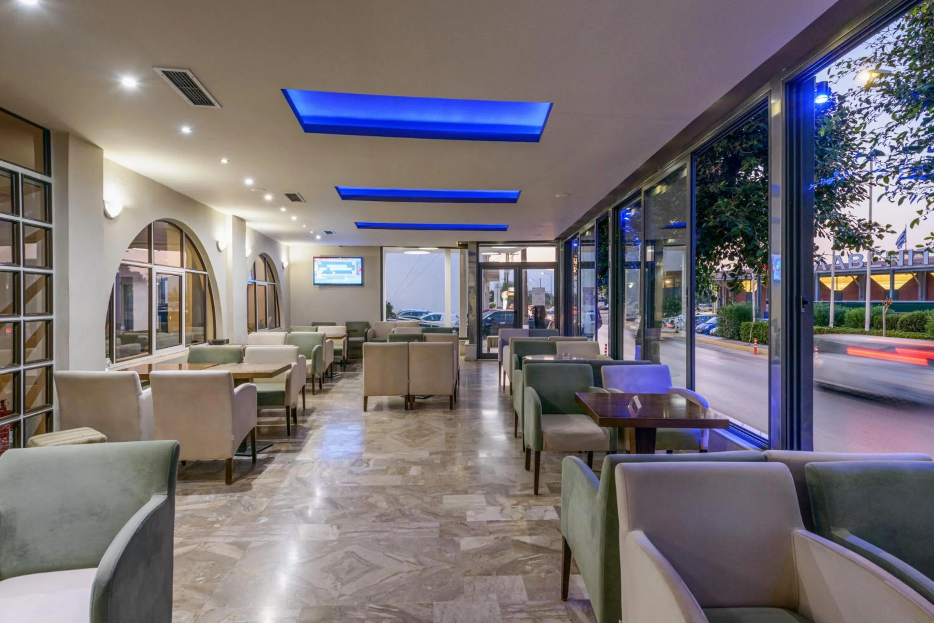 Communal lounge/ TV room in Vanisko Hotel