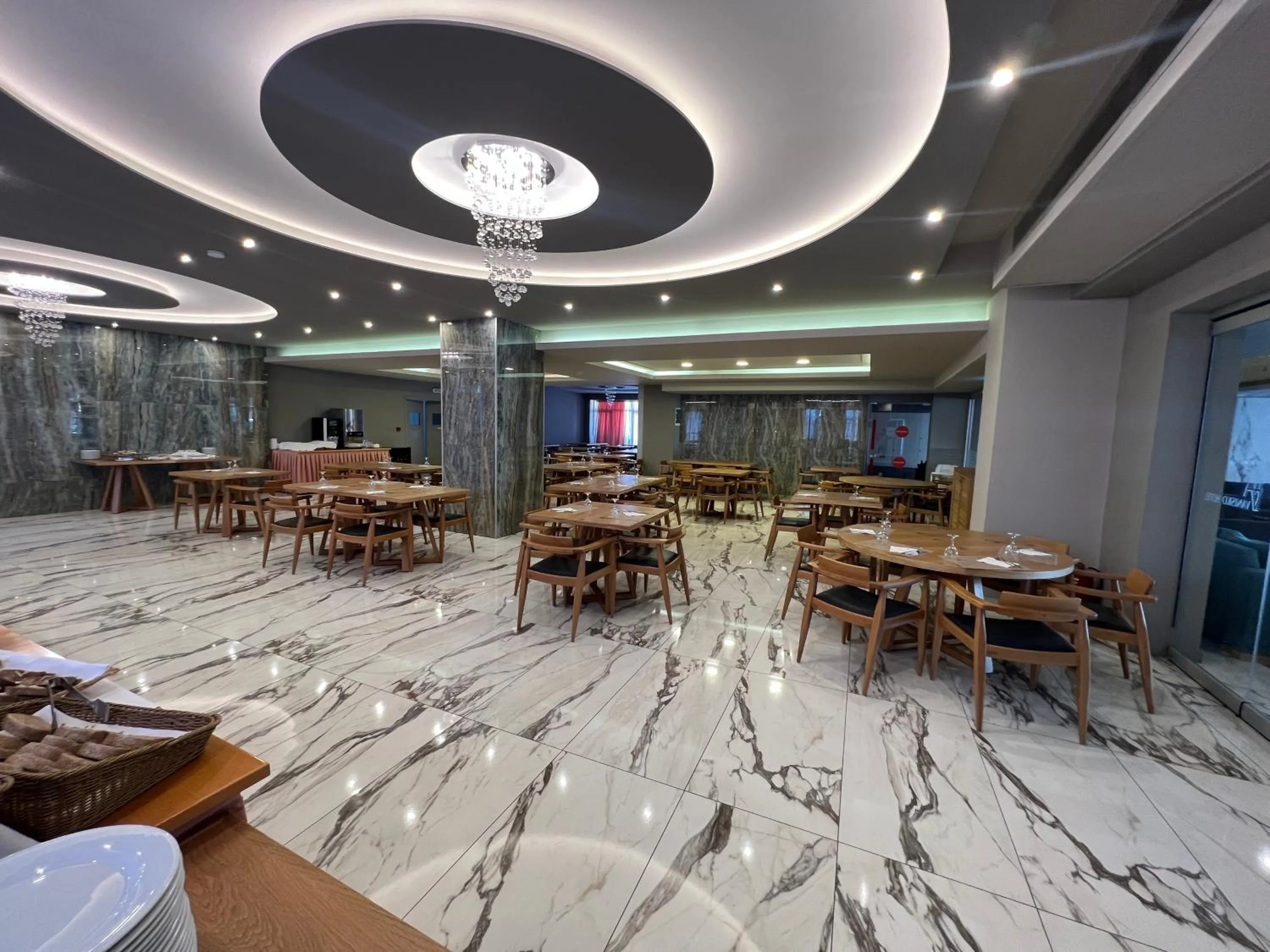 Restaurant/places to eat in Vanisko Hotel