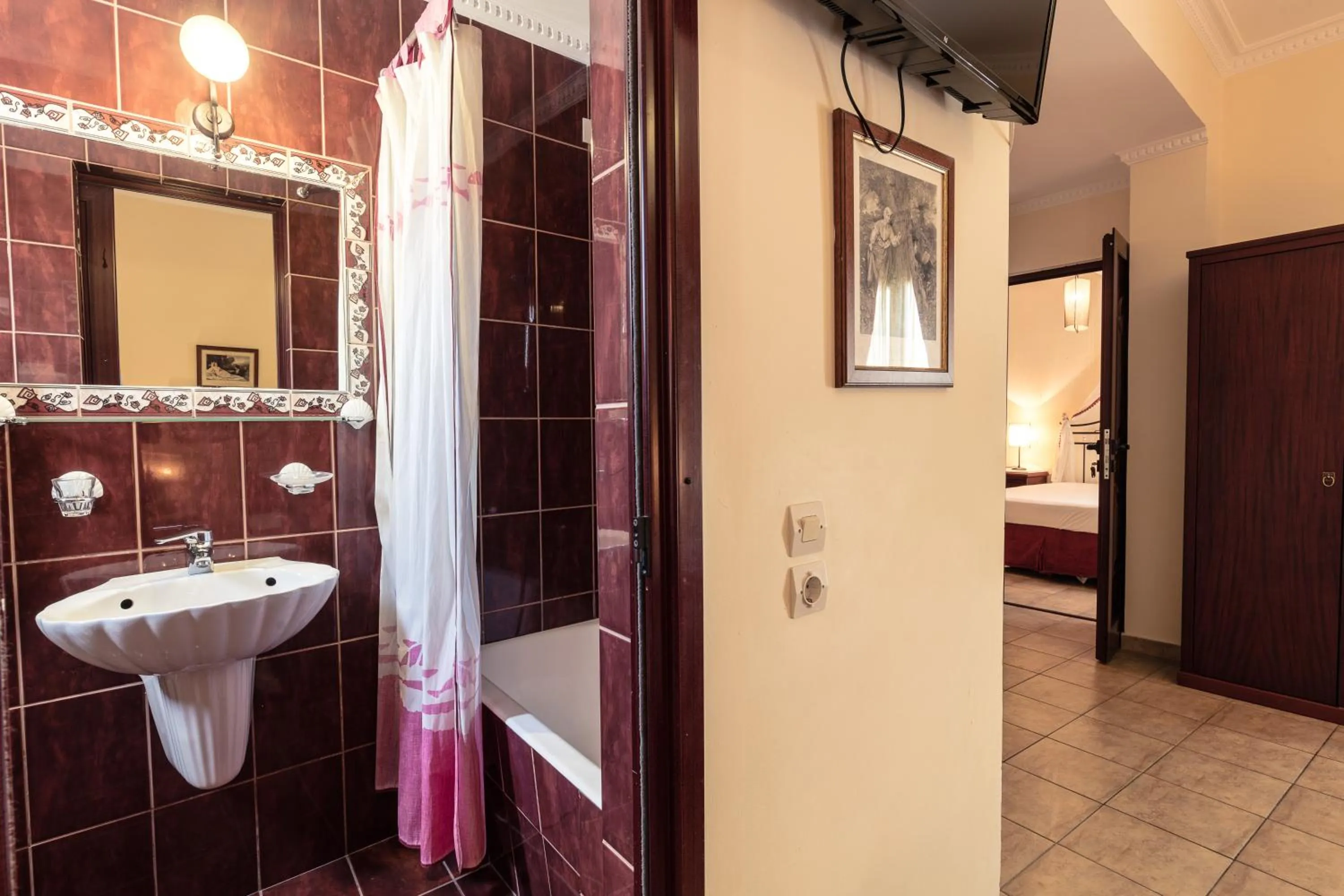 Shower, Bed in Agistri Hotel