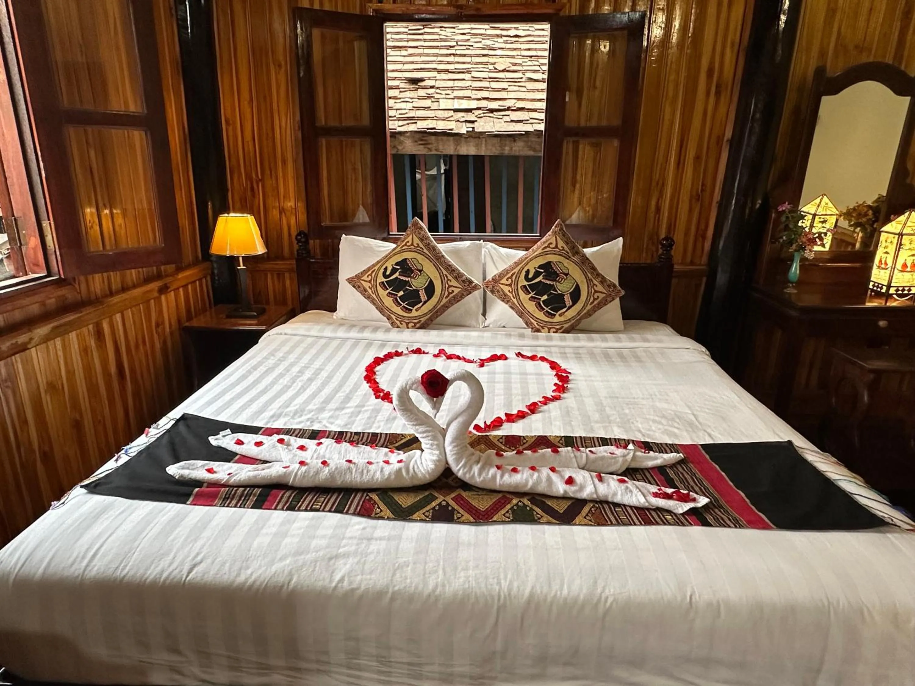 Bed in Villa Alounsavath Mekong Riverside