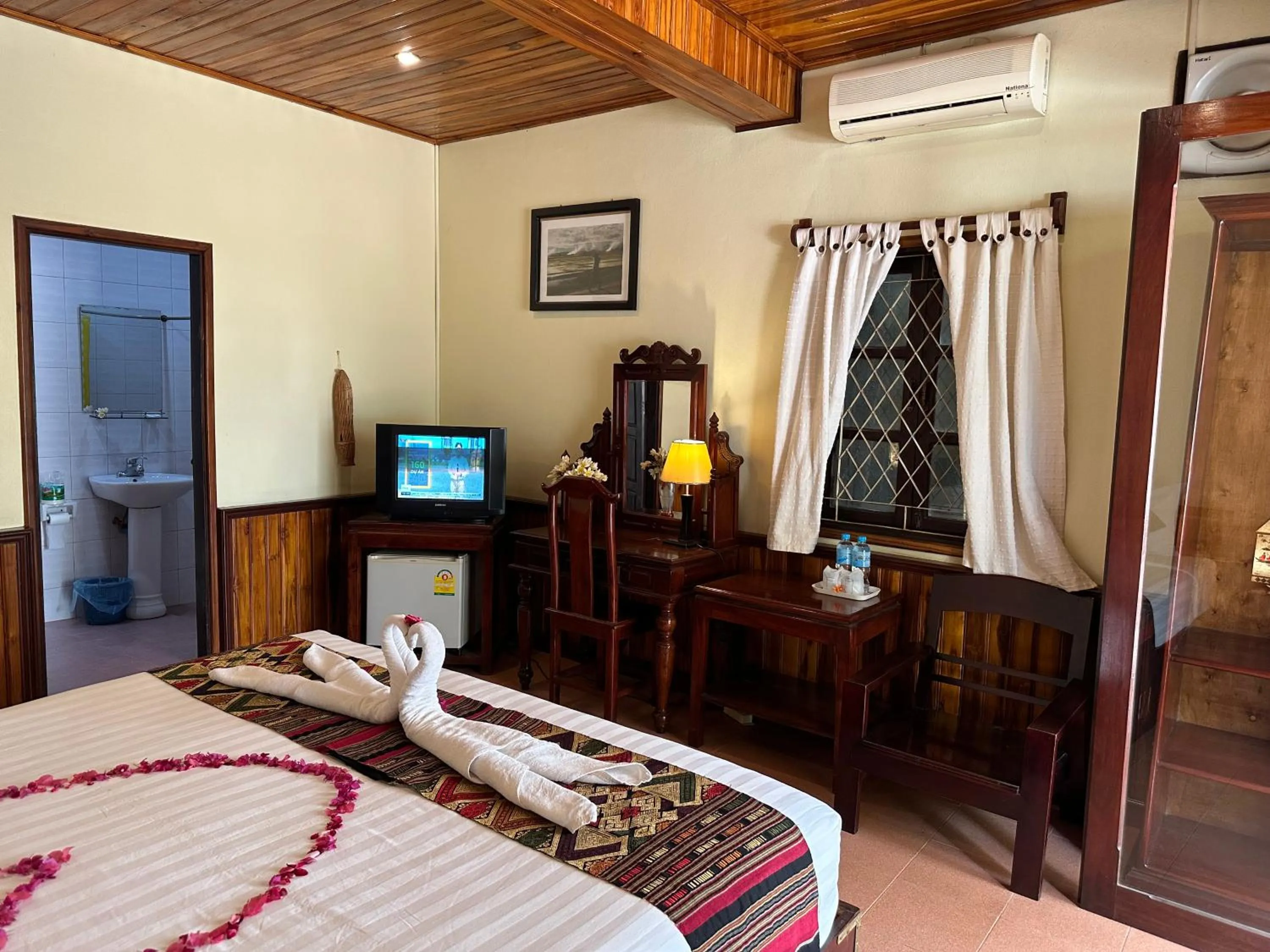 Bed in Villa Alounsavath Mekong Riverside