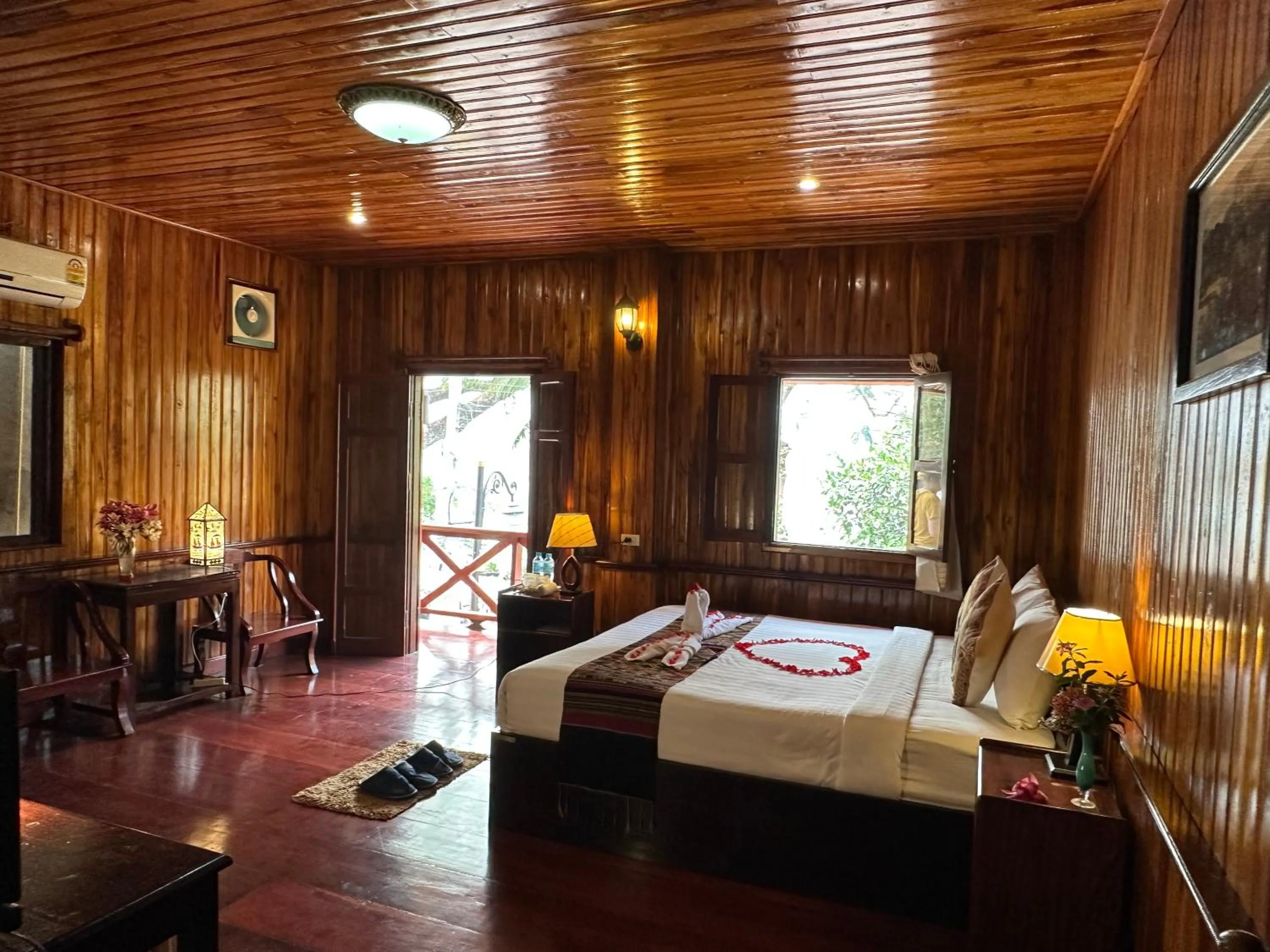 Bed in Villa Alounsavath Mekong Riverside