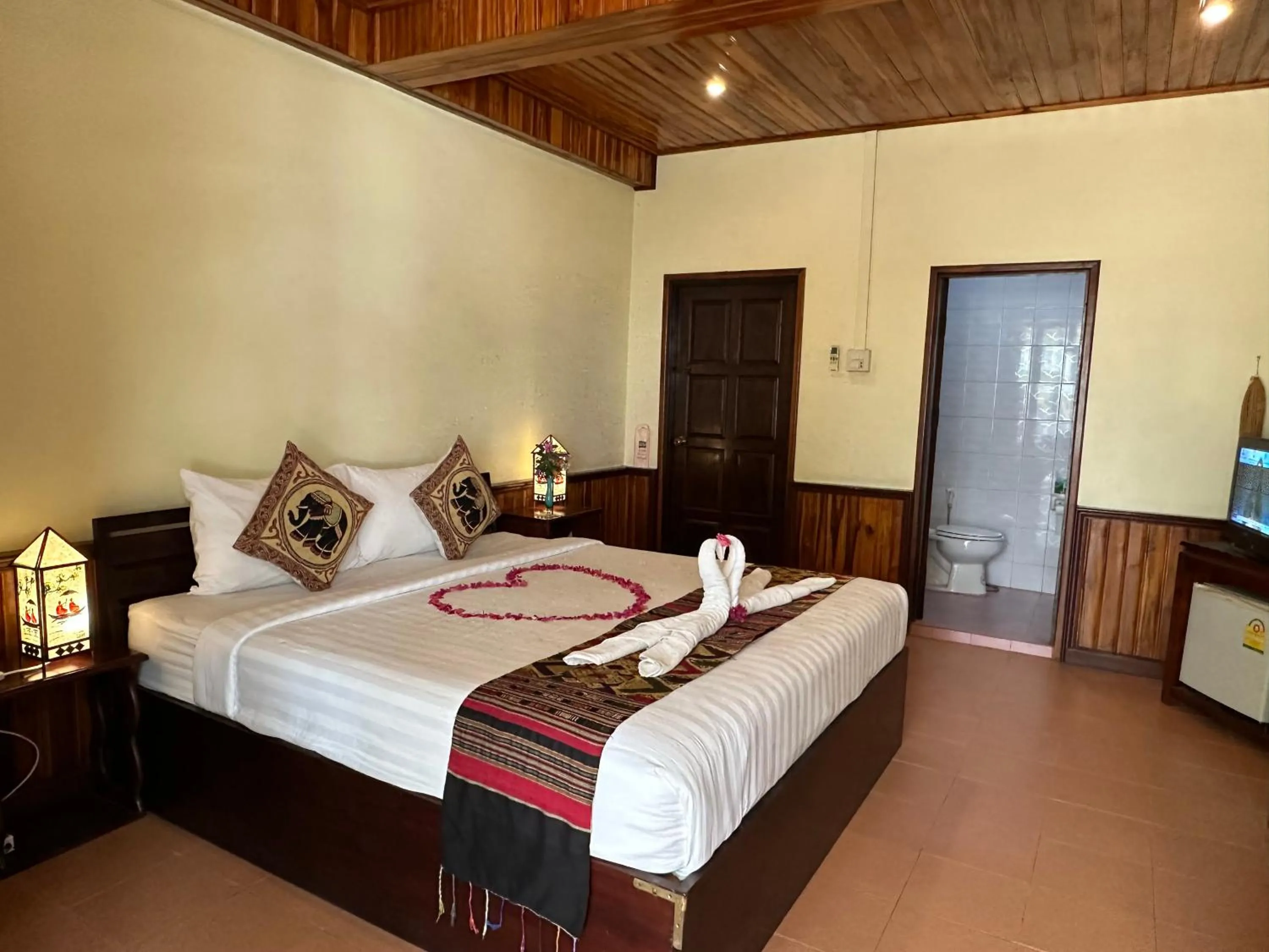 Bed in Villa Alounsavath Mekong Riverside