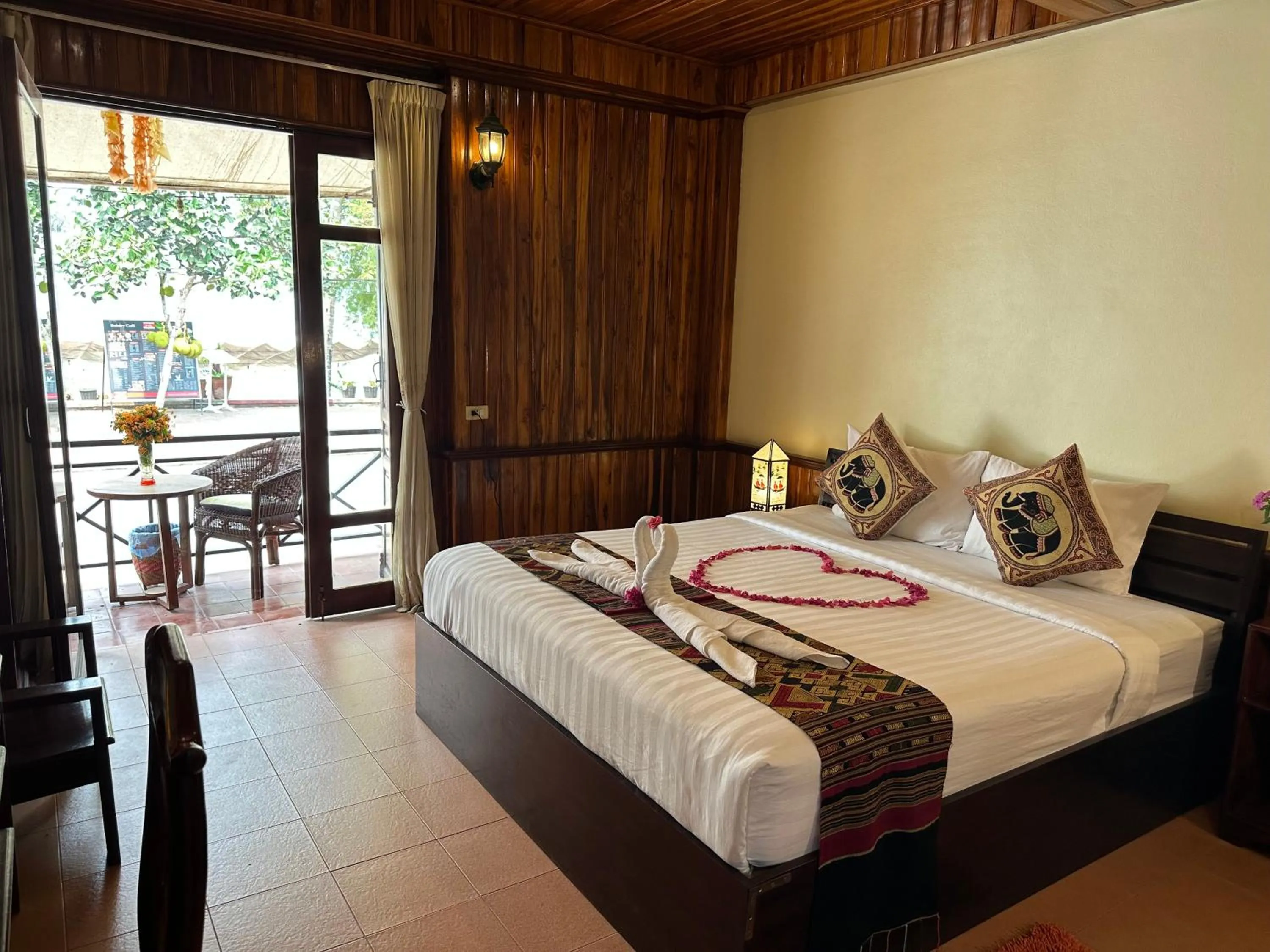 Bed in Villa Alounsavath Mekong Riverside