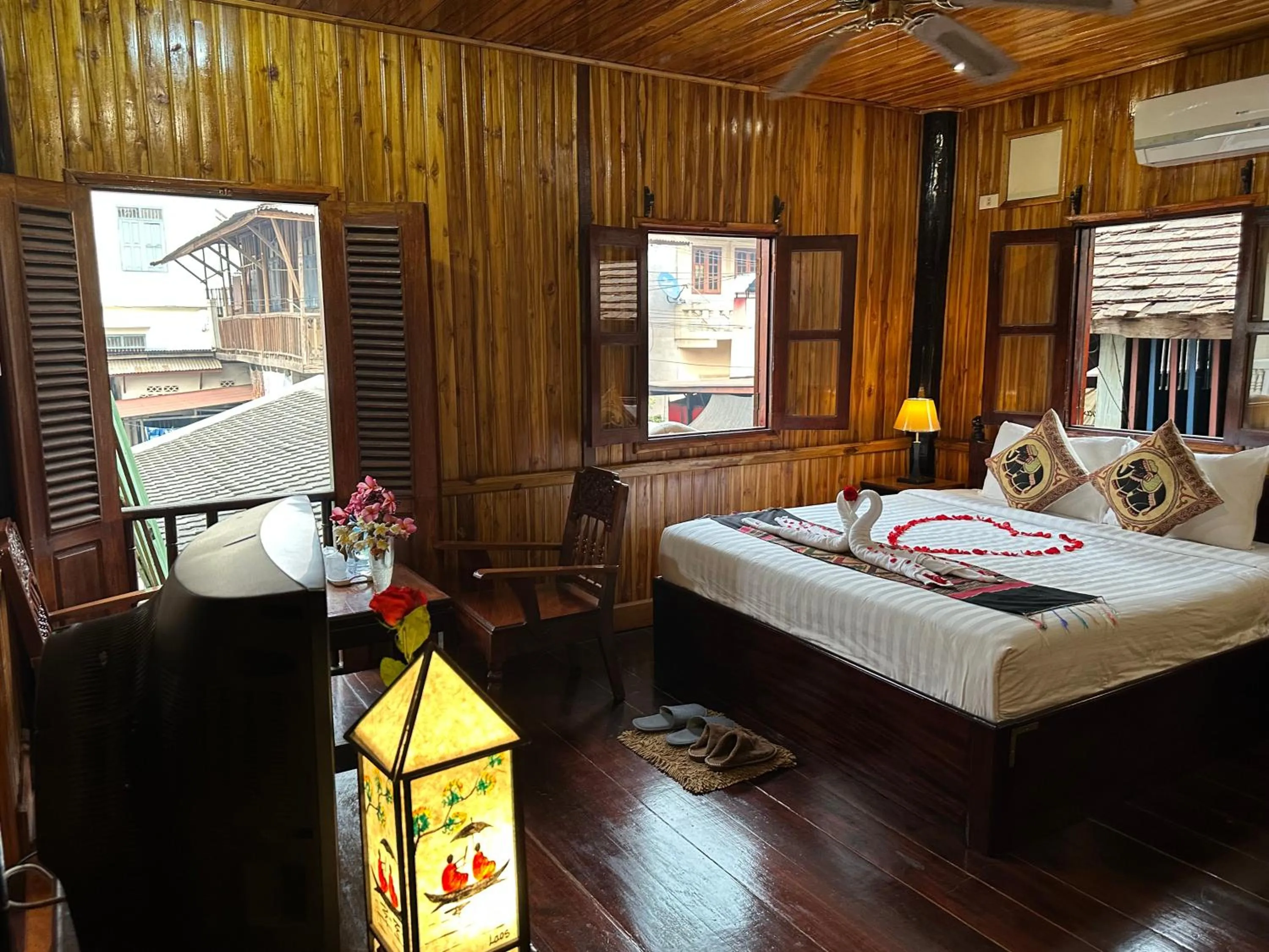 Bed in Villa Alounsavath Mekong Riverside